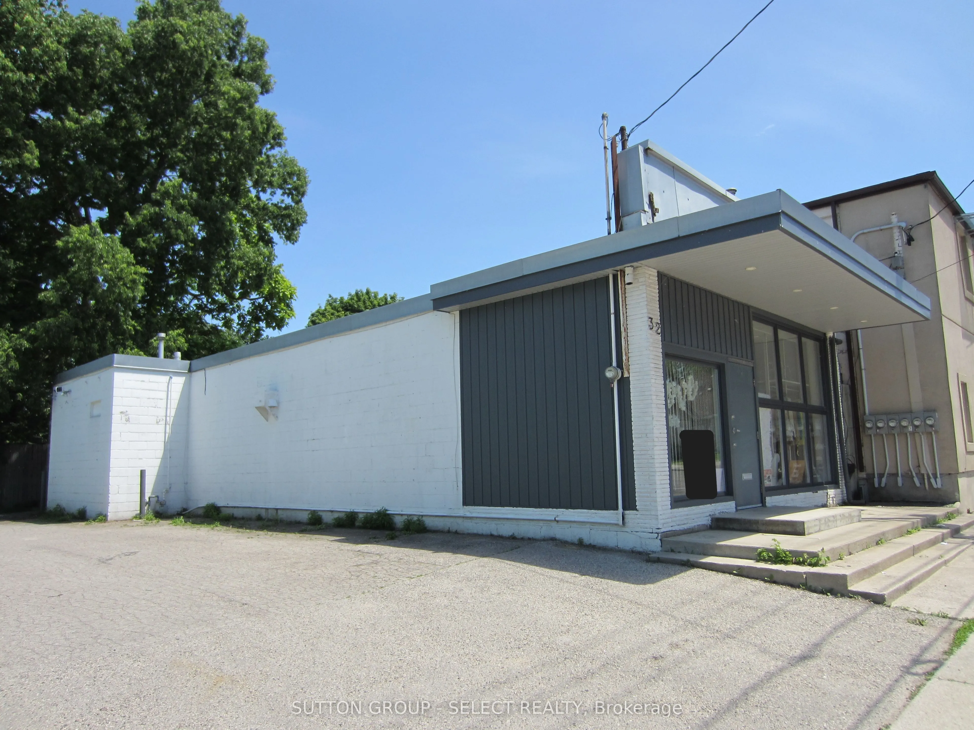 32 Adelaide Street S