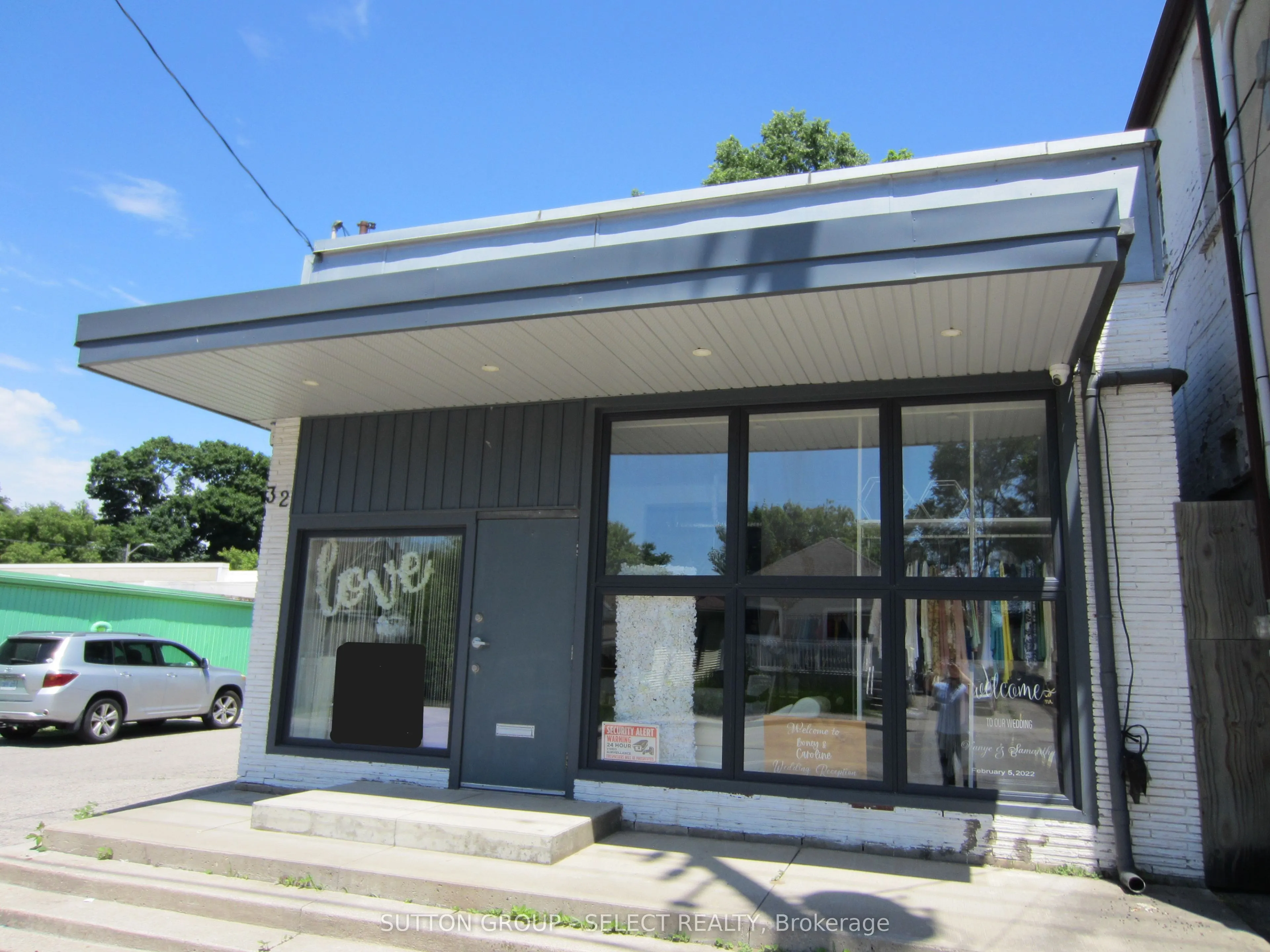 32 Adelaide Street S