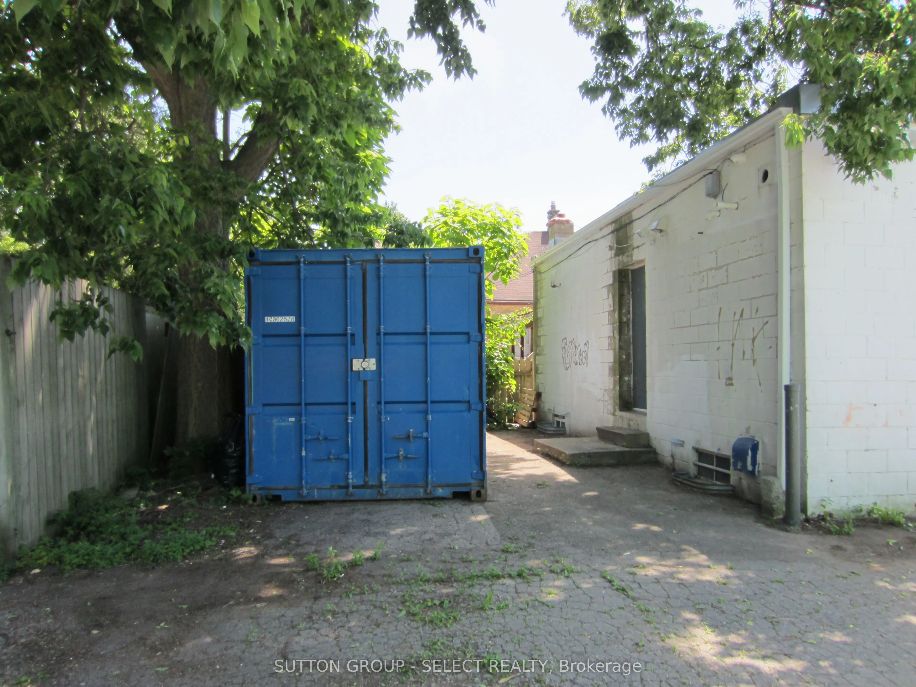 32 Adelaide Street S