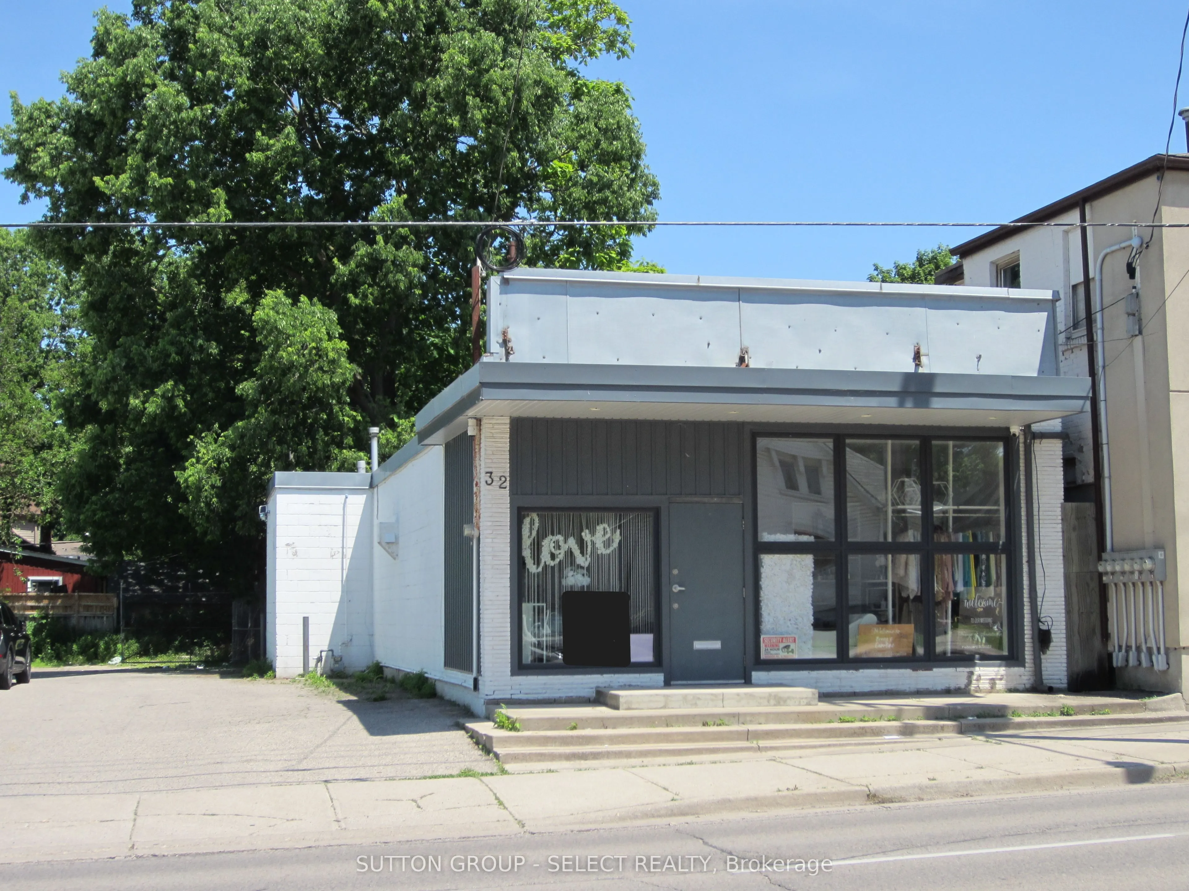32 Adelaide Street S