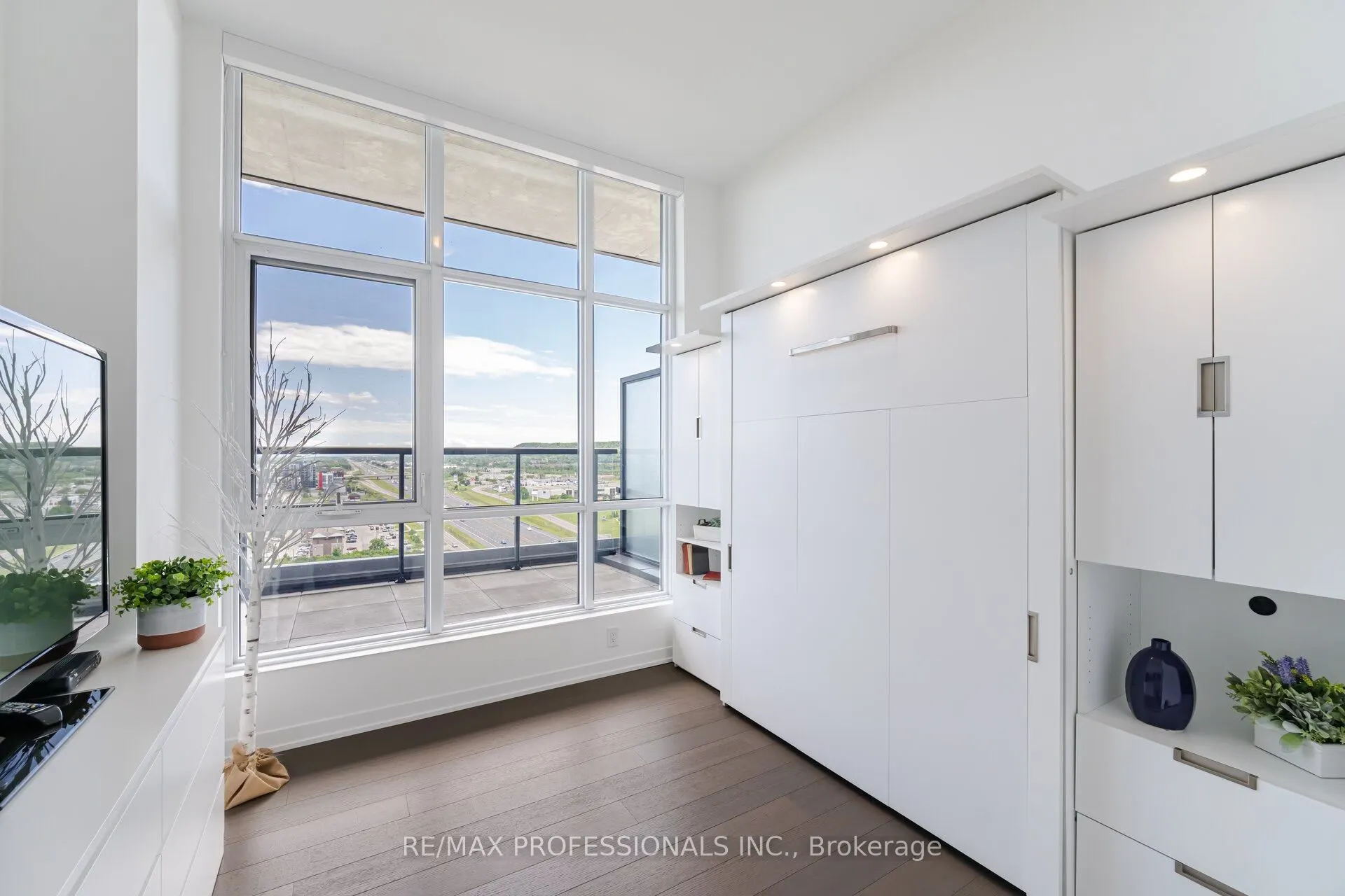 550 North Service Road, #PH1504