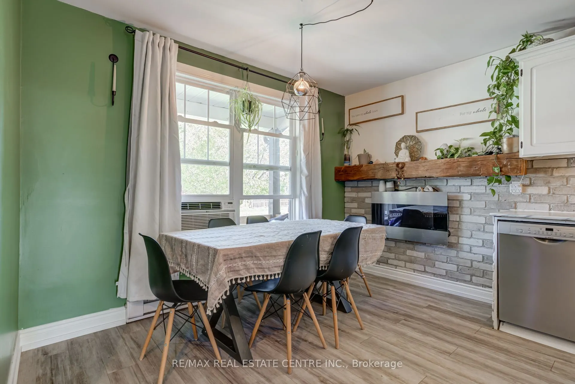521 Pineview Gardens
