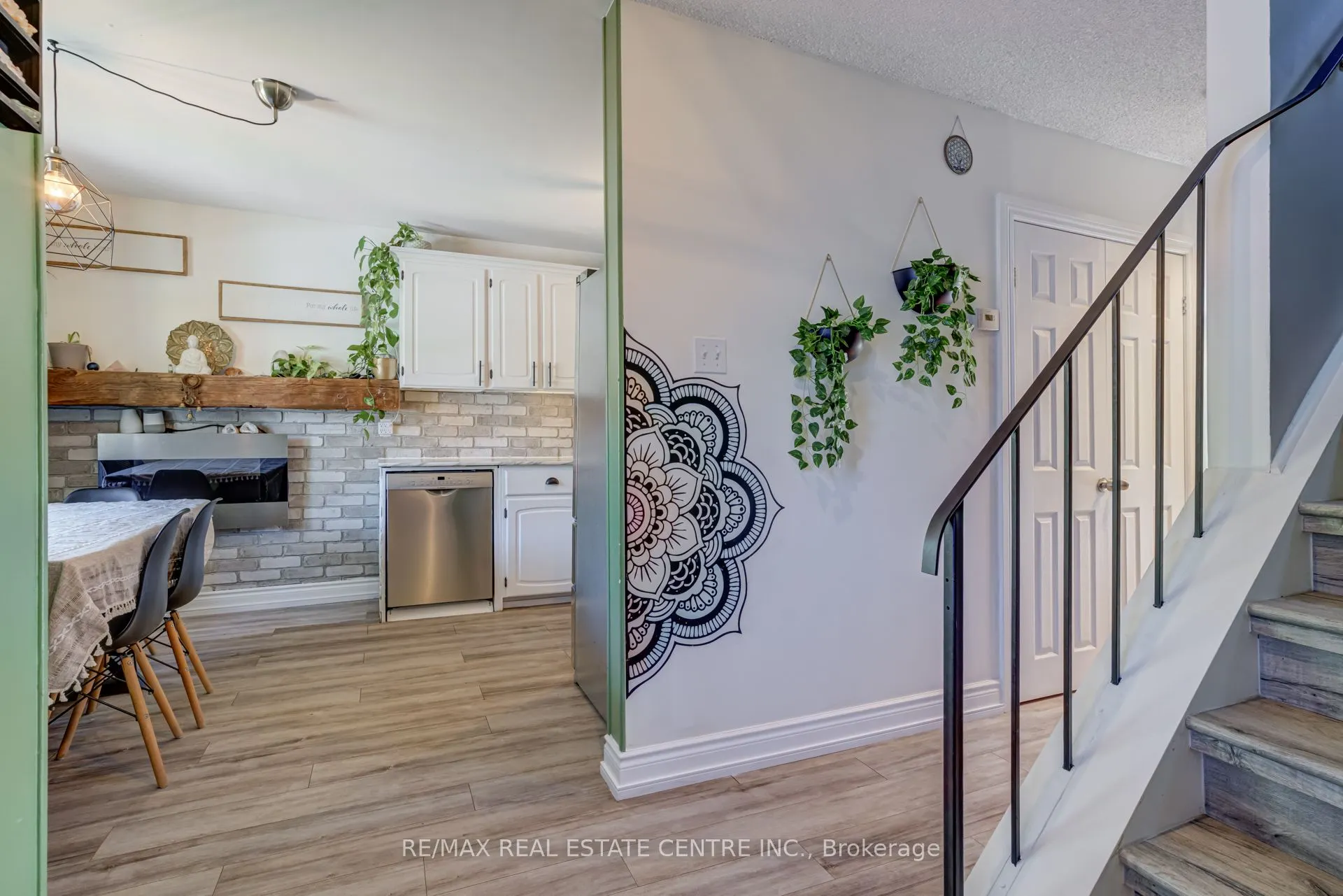 521 Pineview Gardens