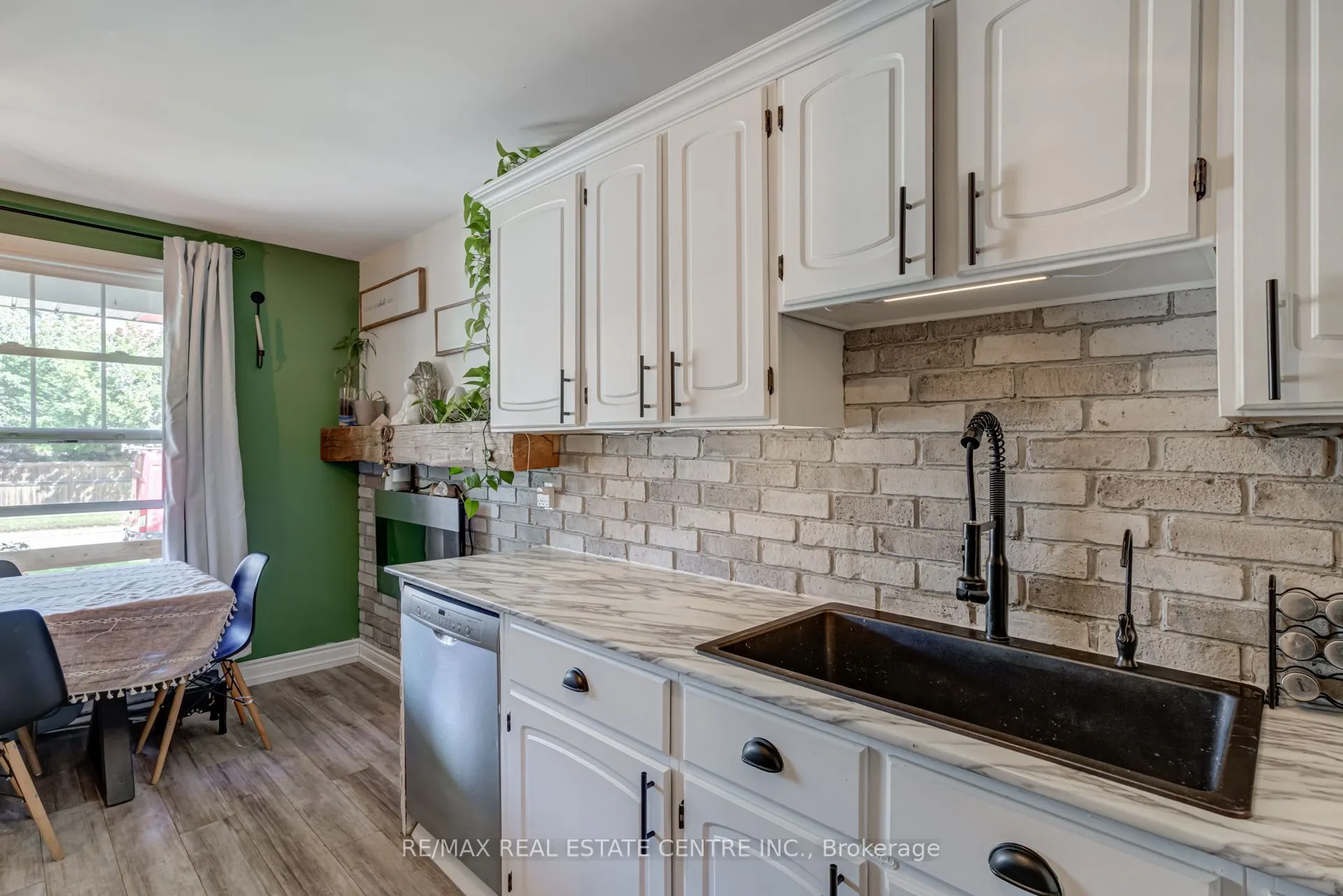 521 Pineview Gardens