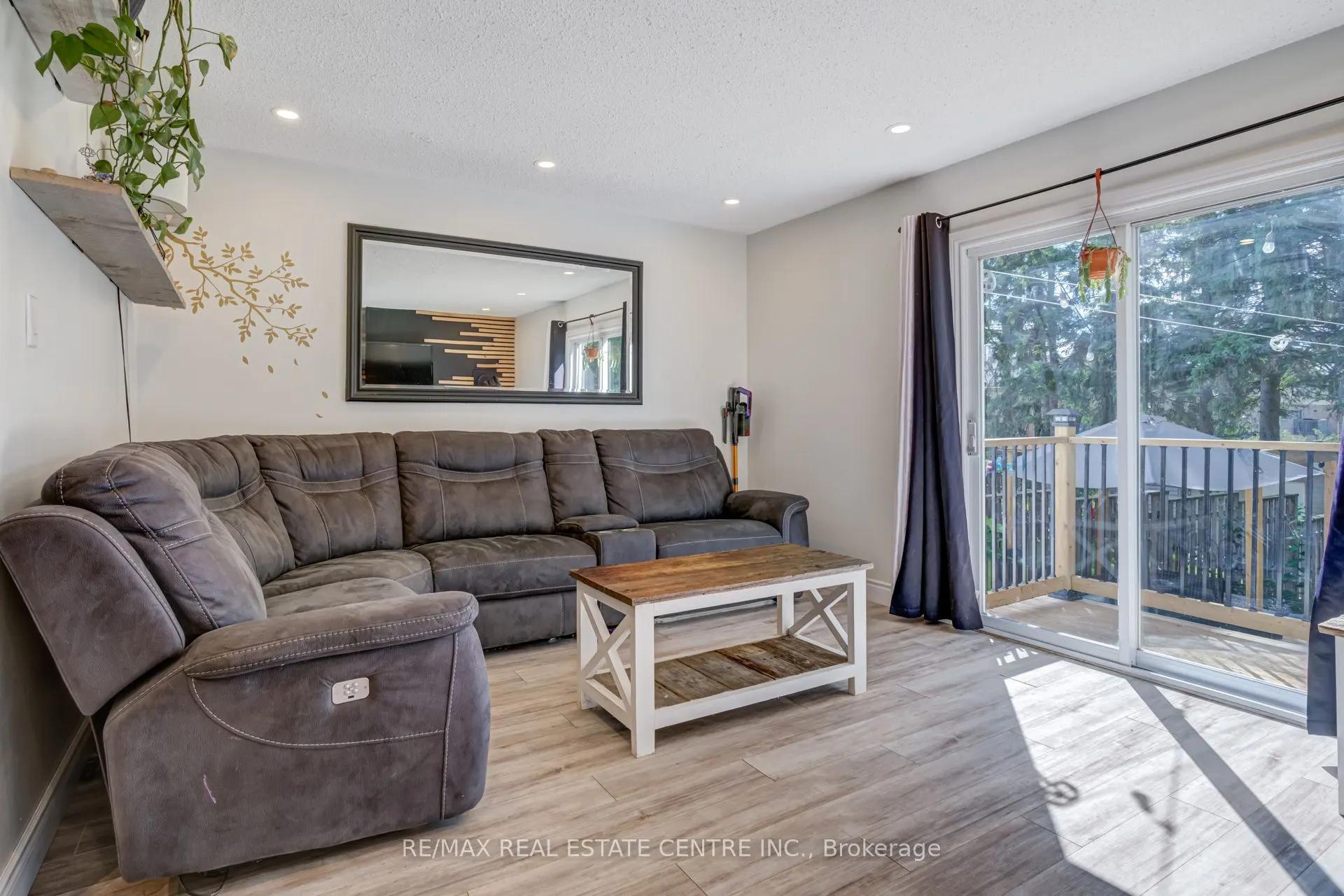 521 Pineview Gardens