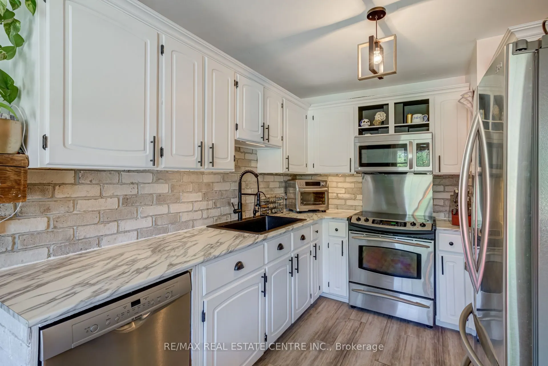 521 Pineview Gardens