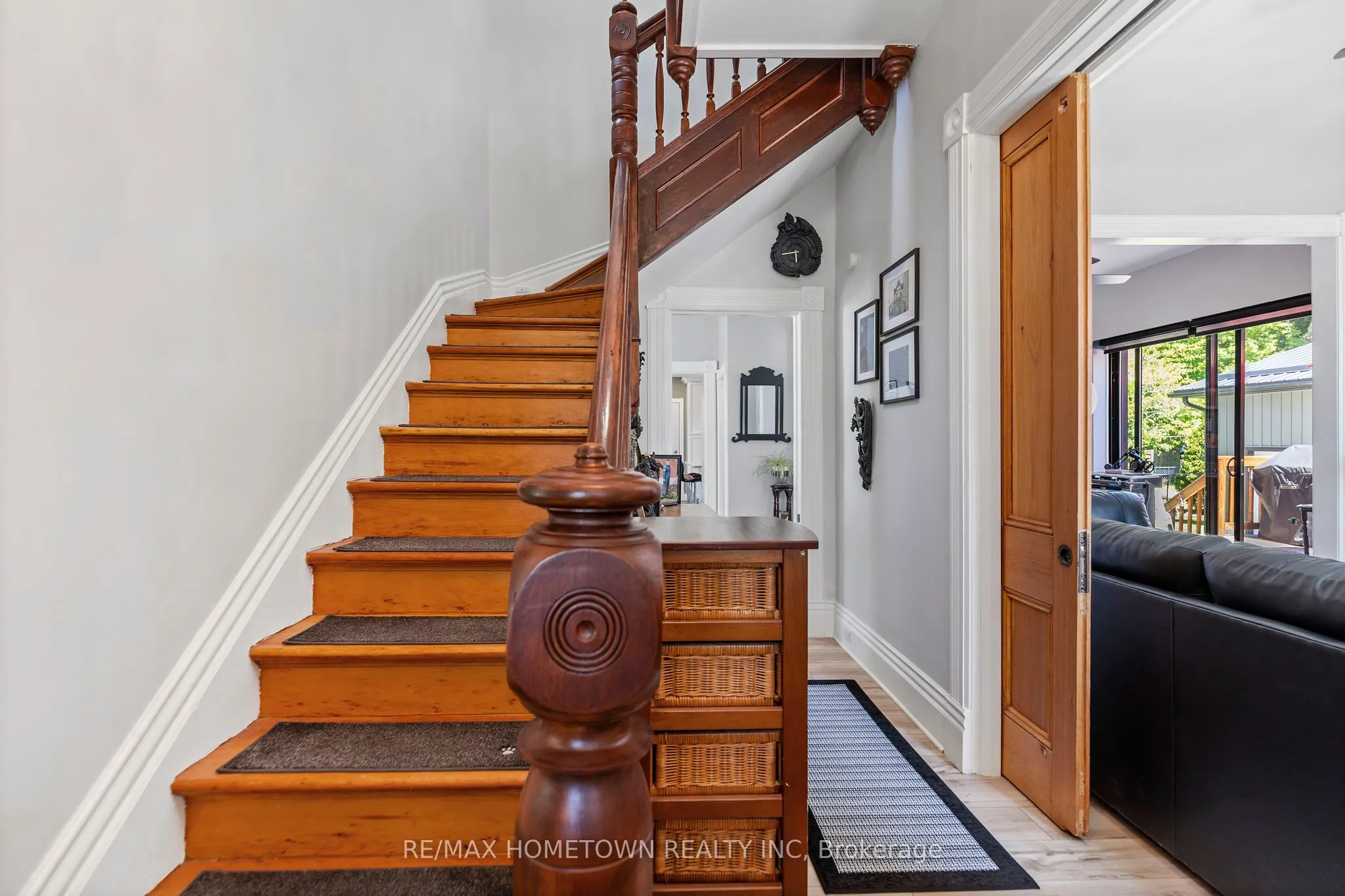 198 James Street W
