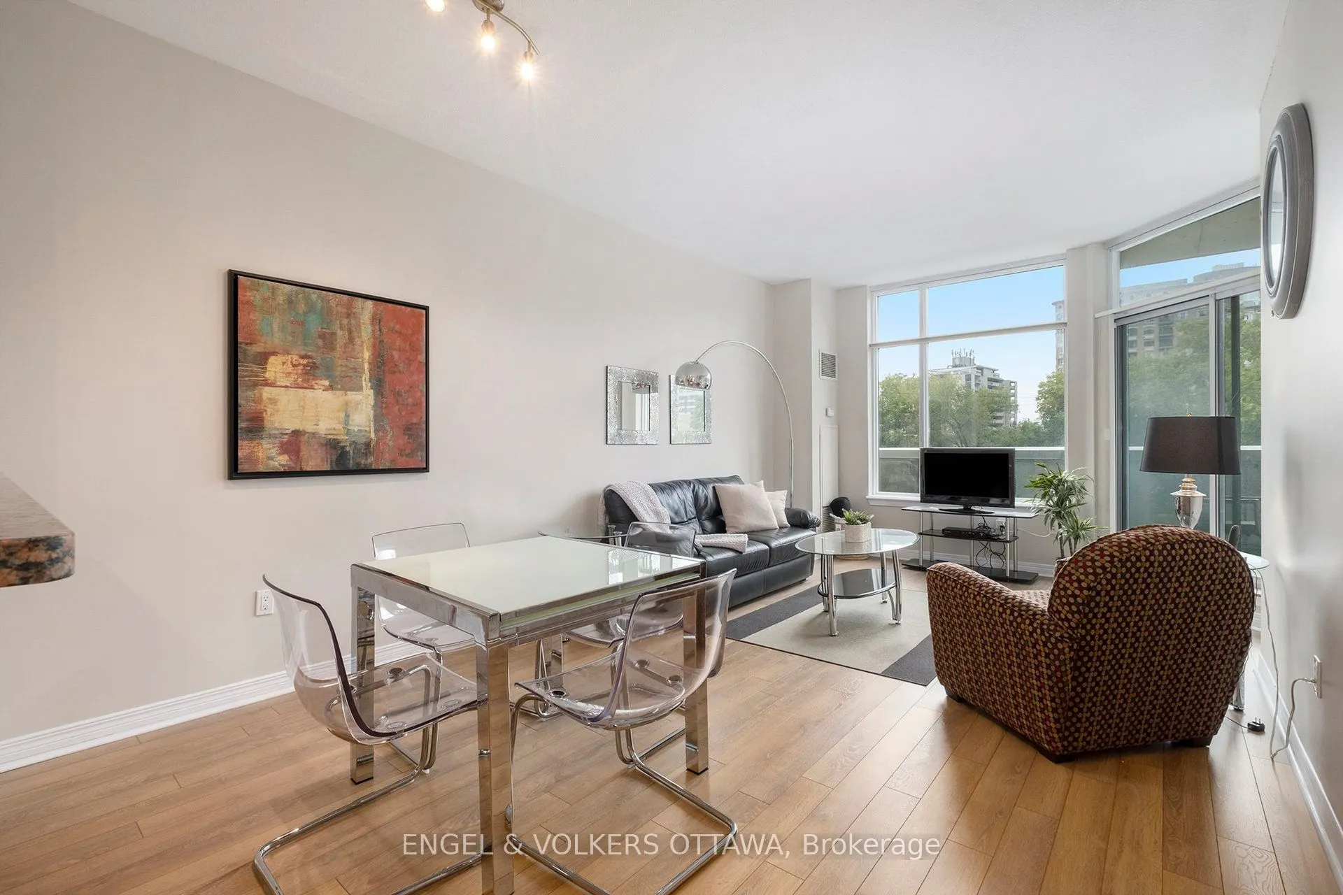 570 Laurier Avenue W