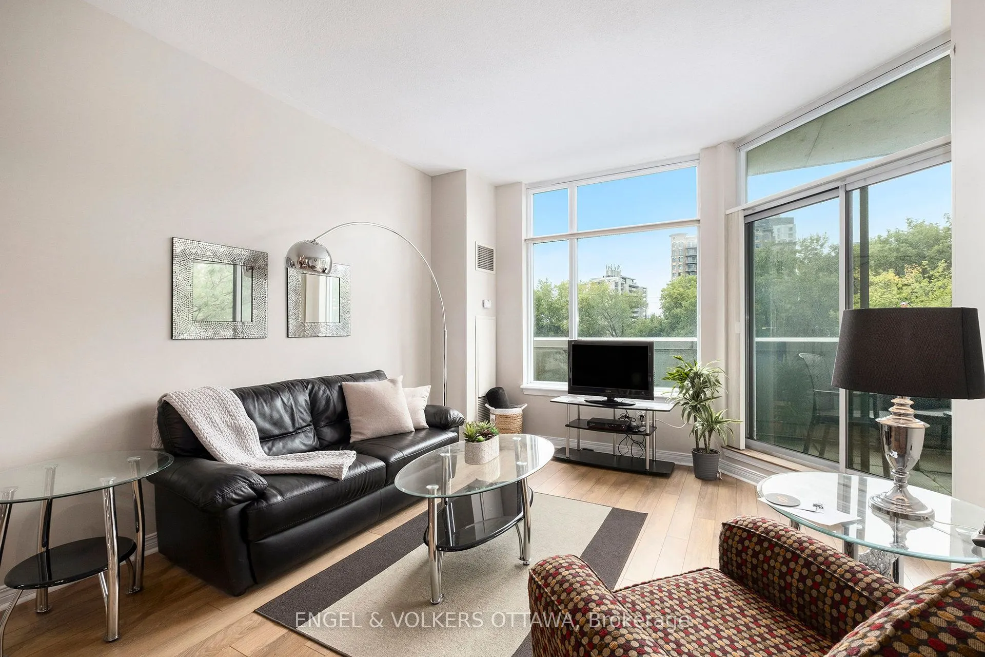 570 Laurier Avenue W