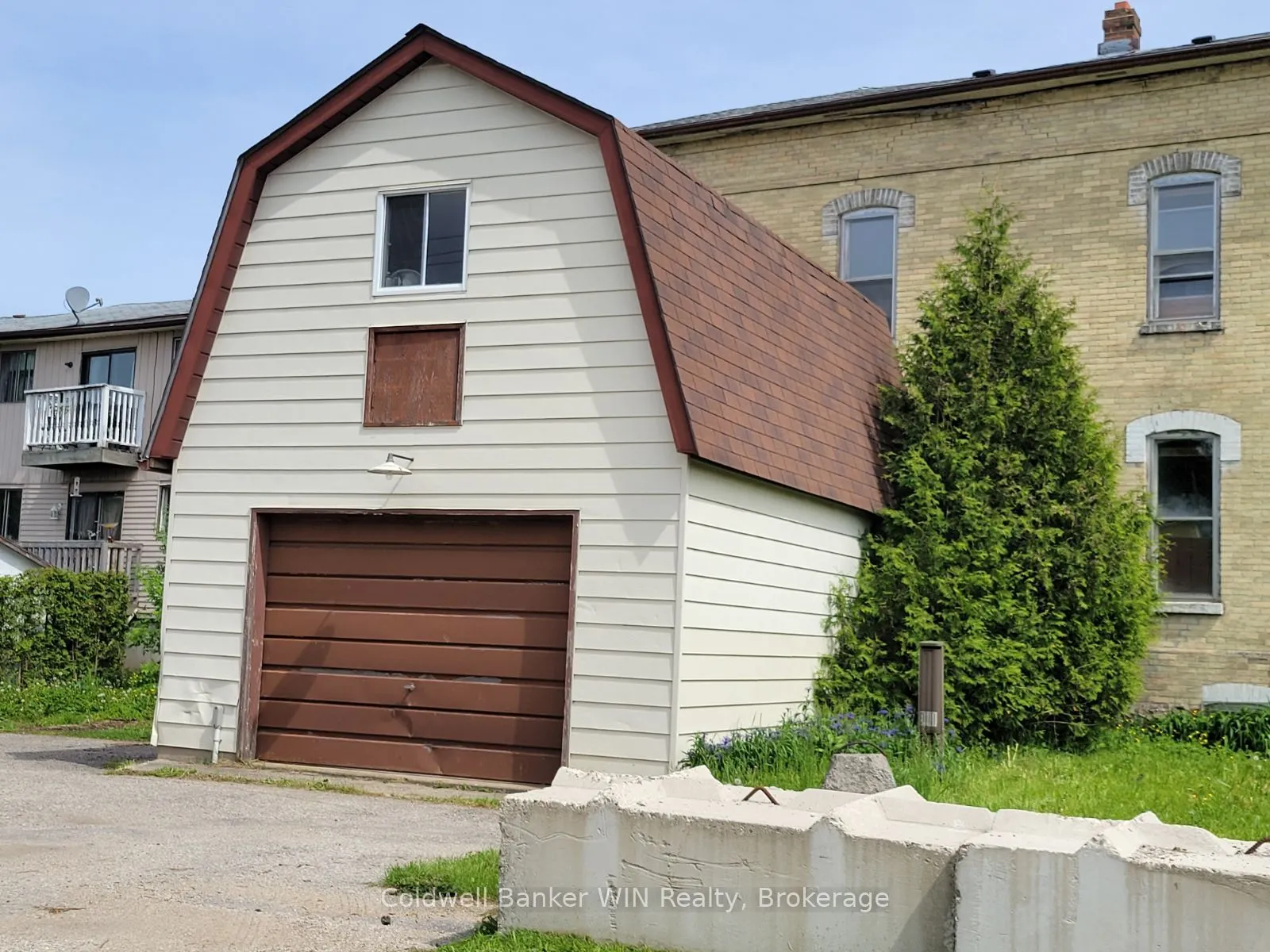 120 KING Street E