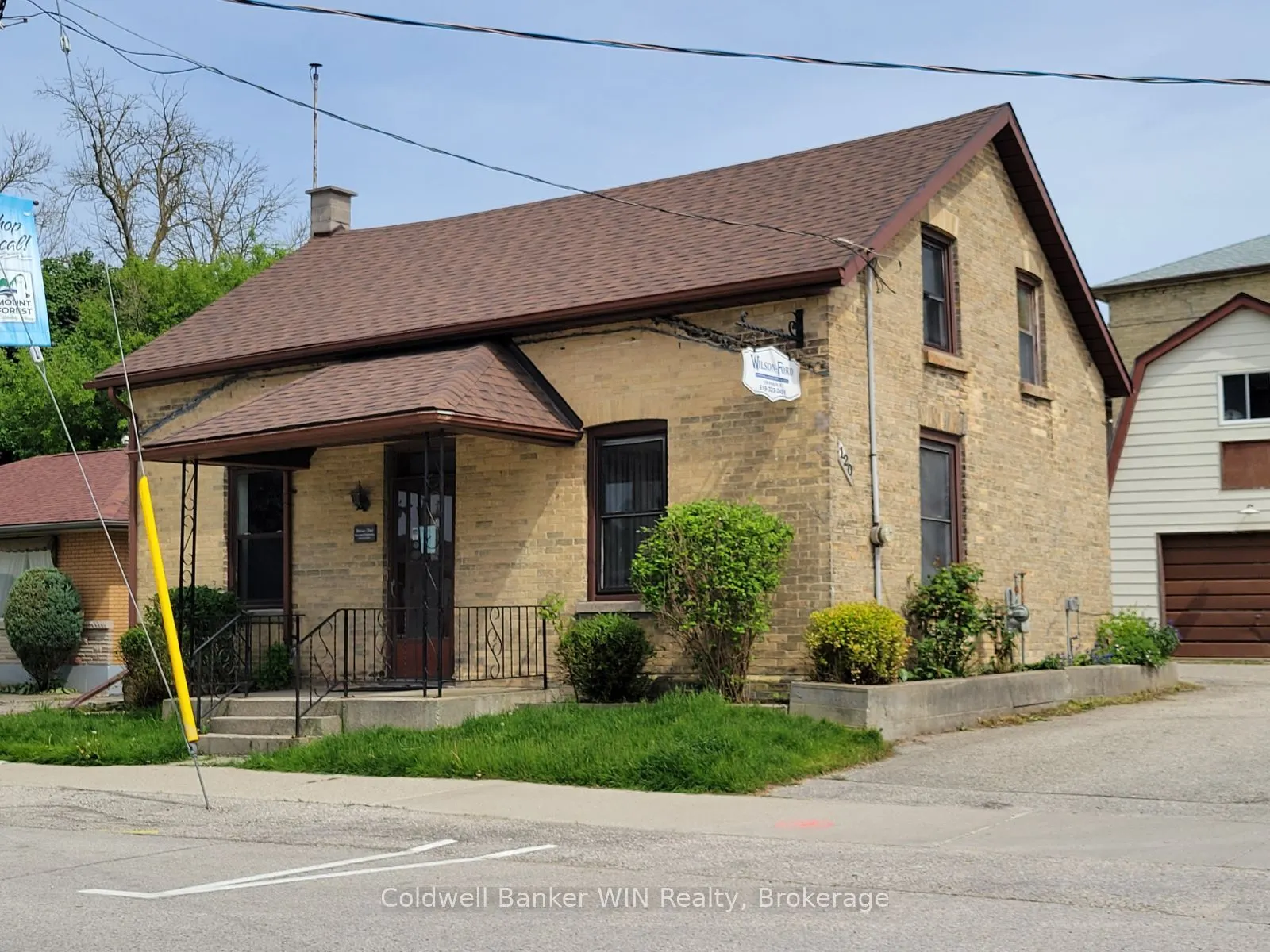 120 KING Street E