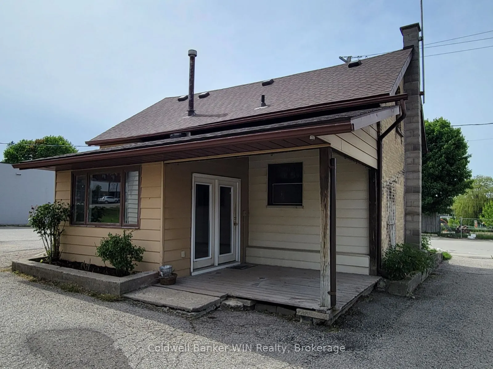 120 KING Street E