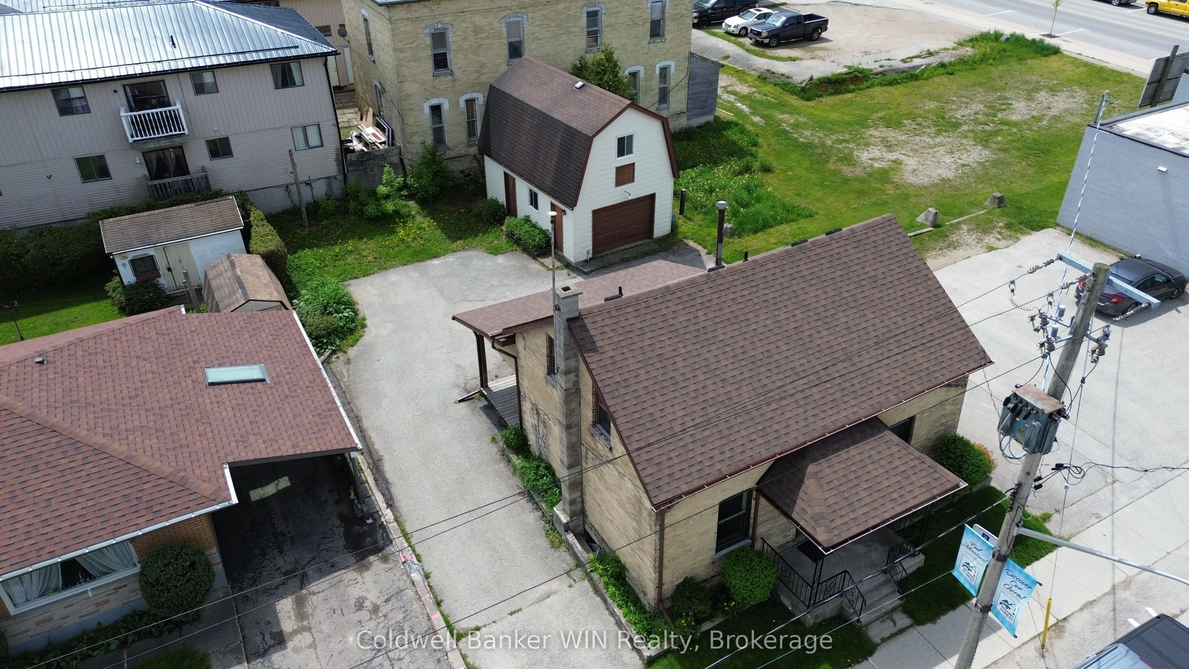 120 KING Street E