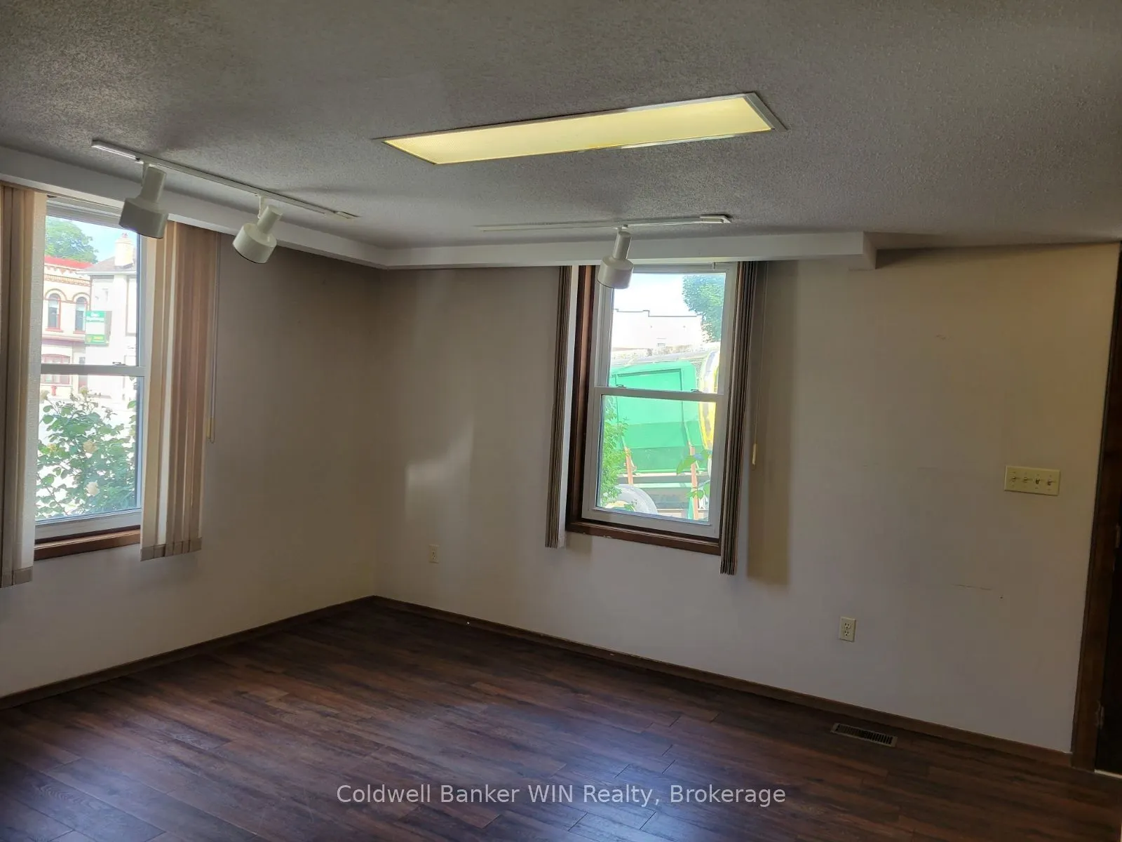 120 KING Street E