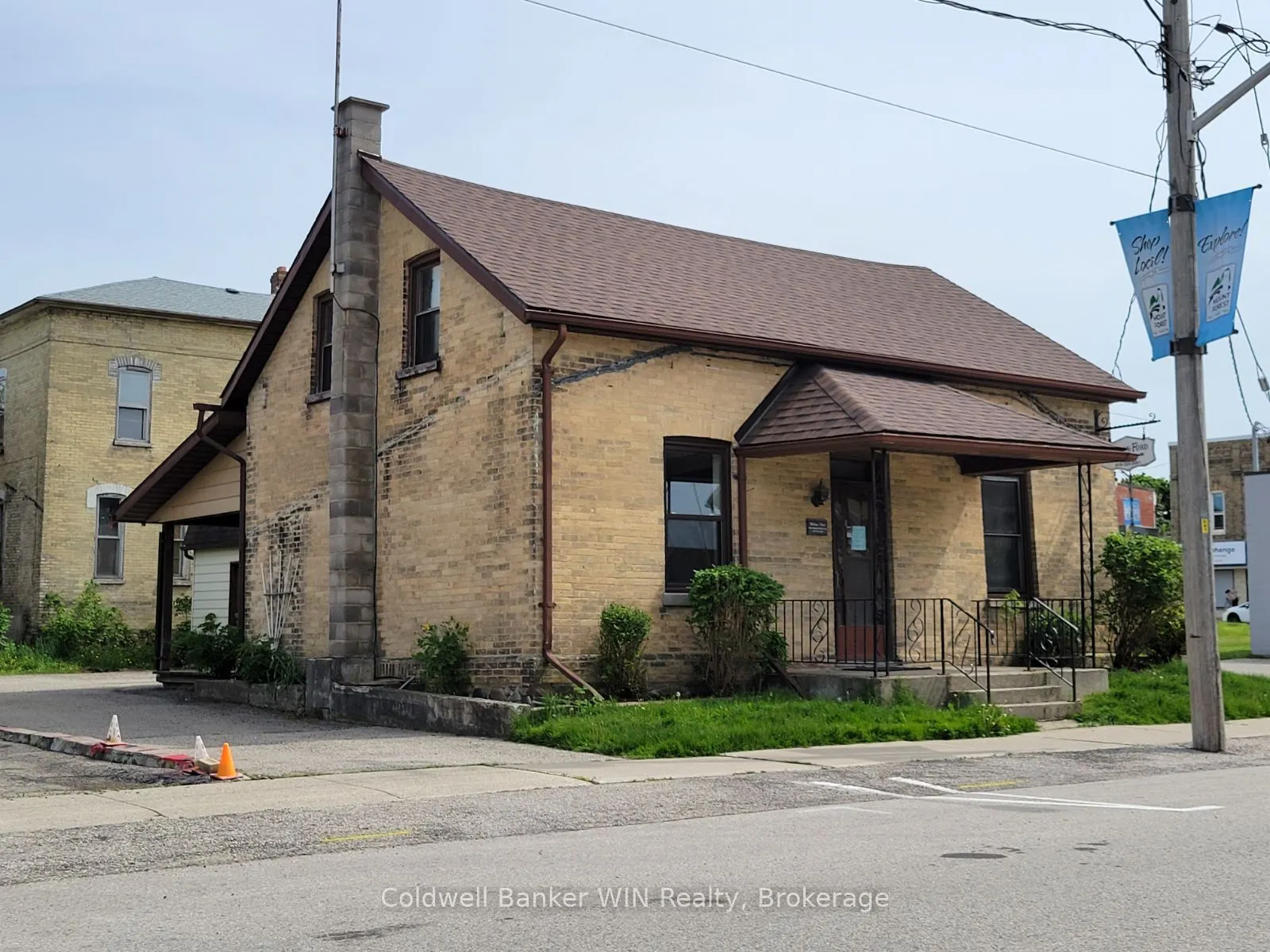120 KING Street E