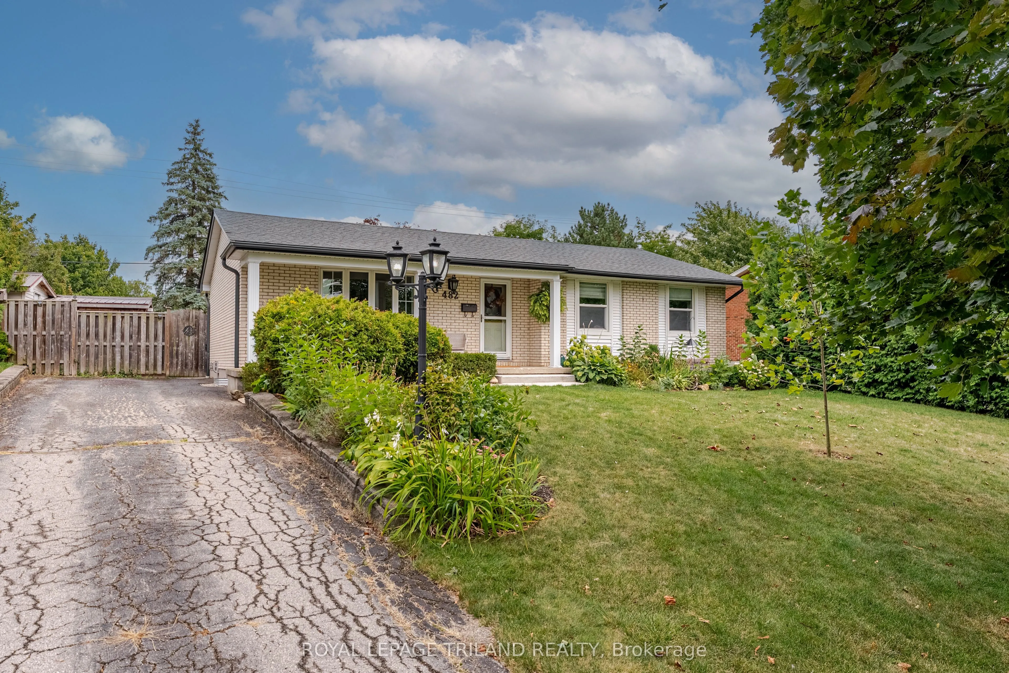 482 Three Valleys Crescent