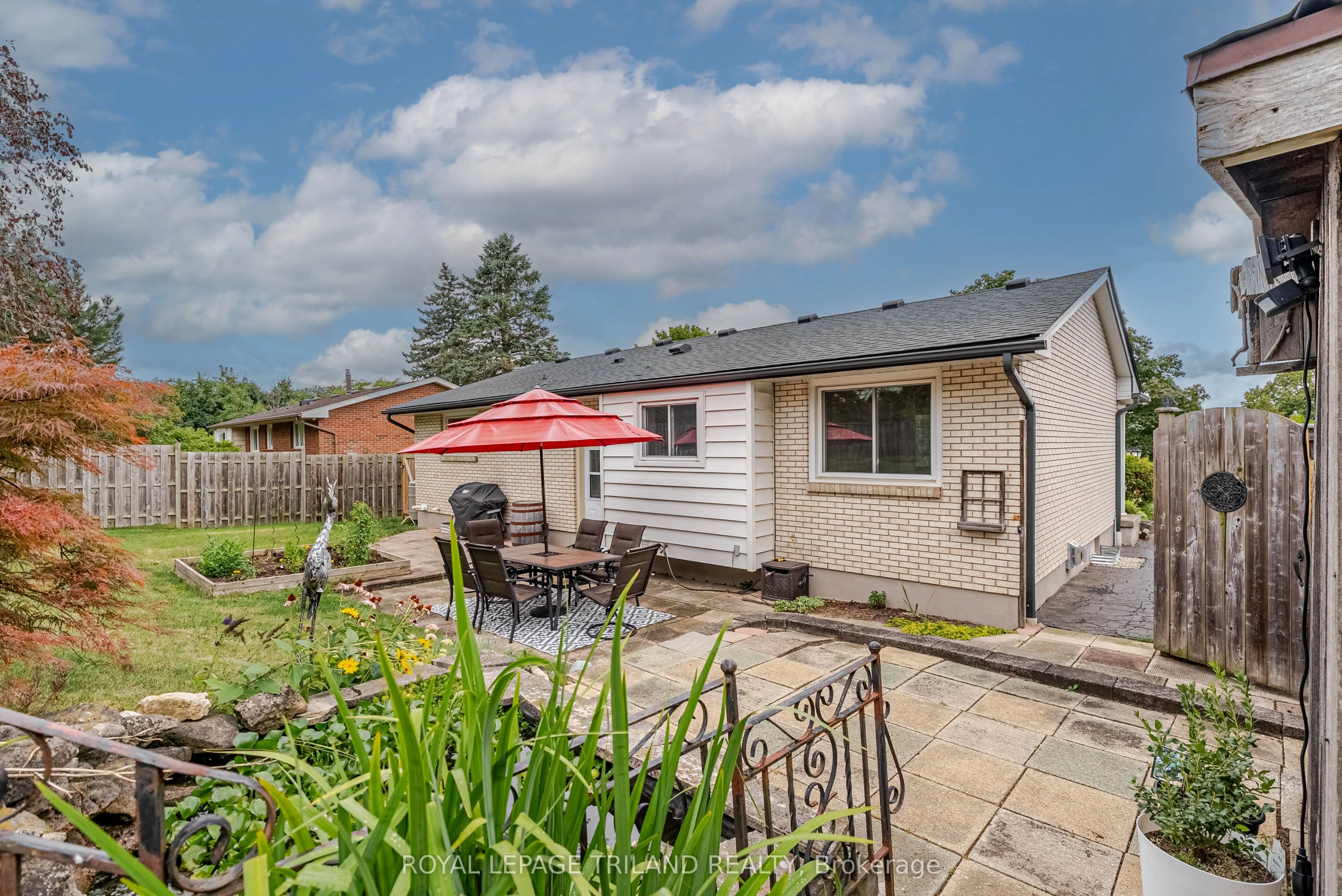 482 Three Valleys Crescent