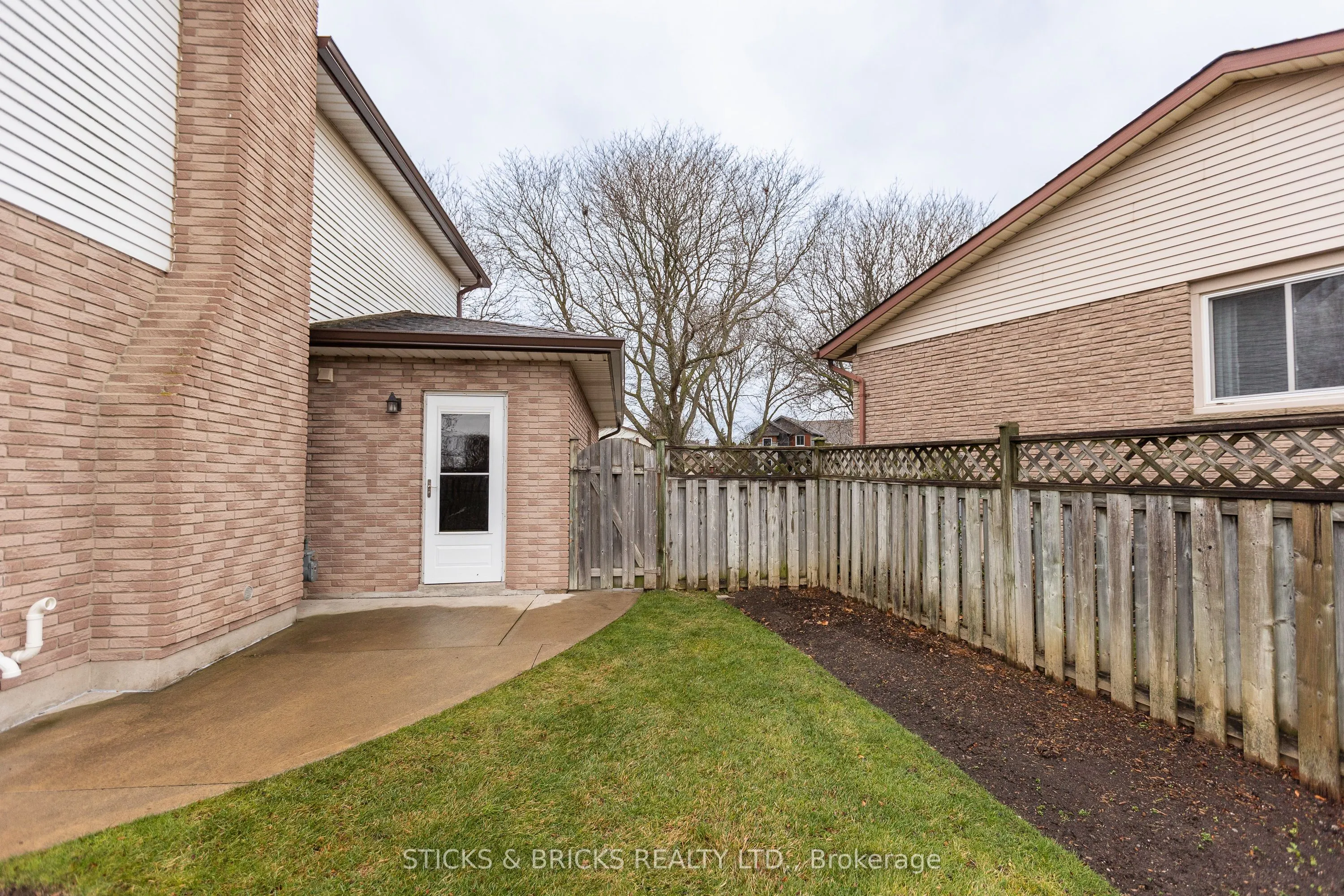 5198 Valley View Crescent