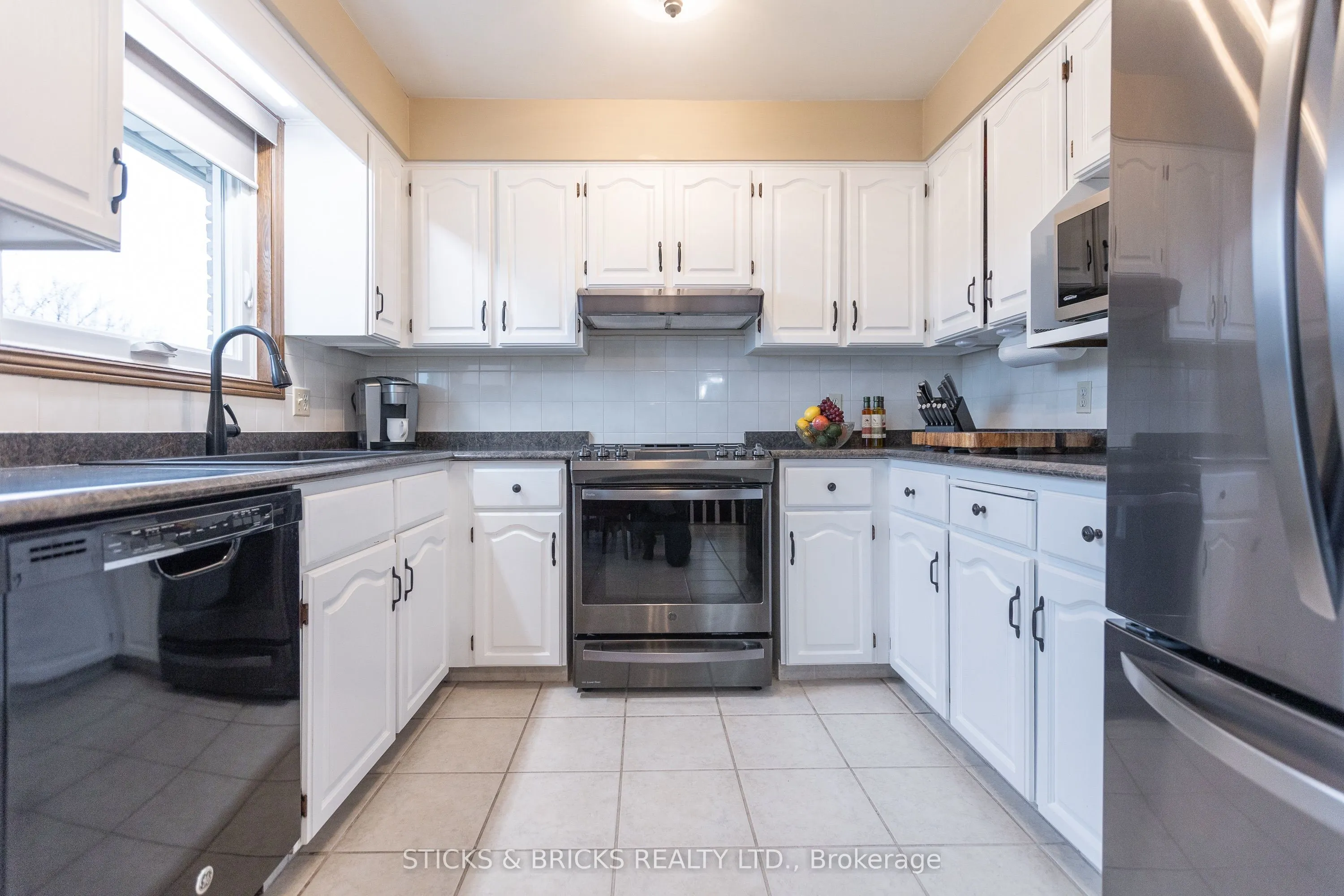 5198 Valley View Crescent