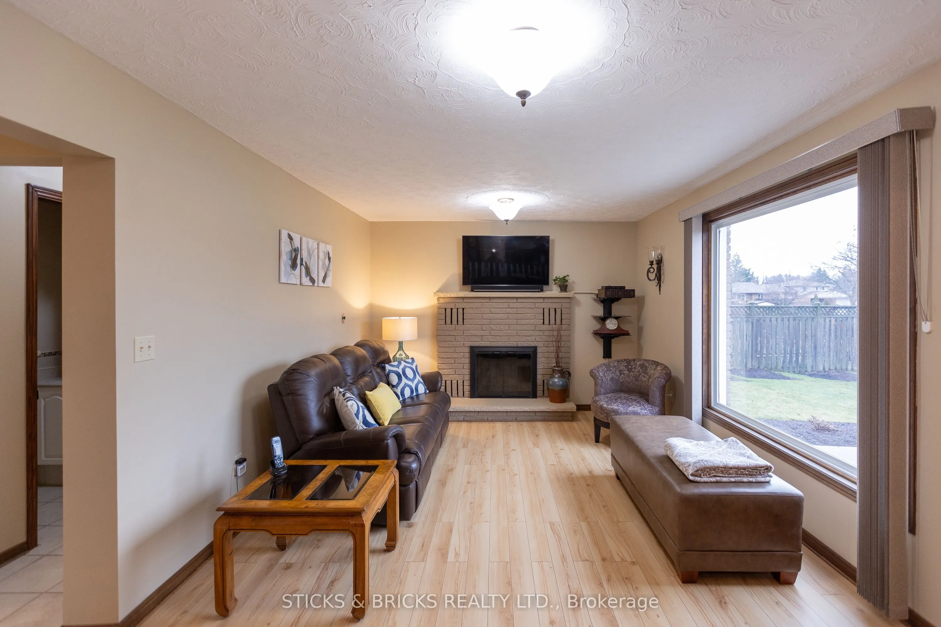 5198 Valley View Crescent