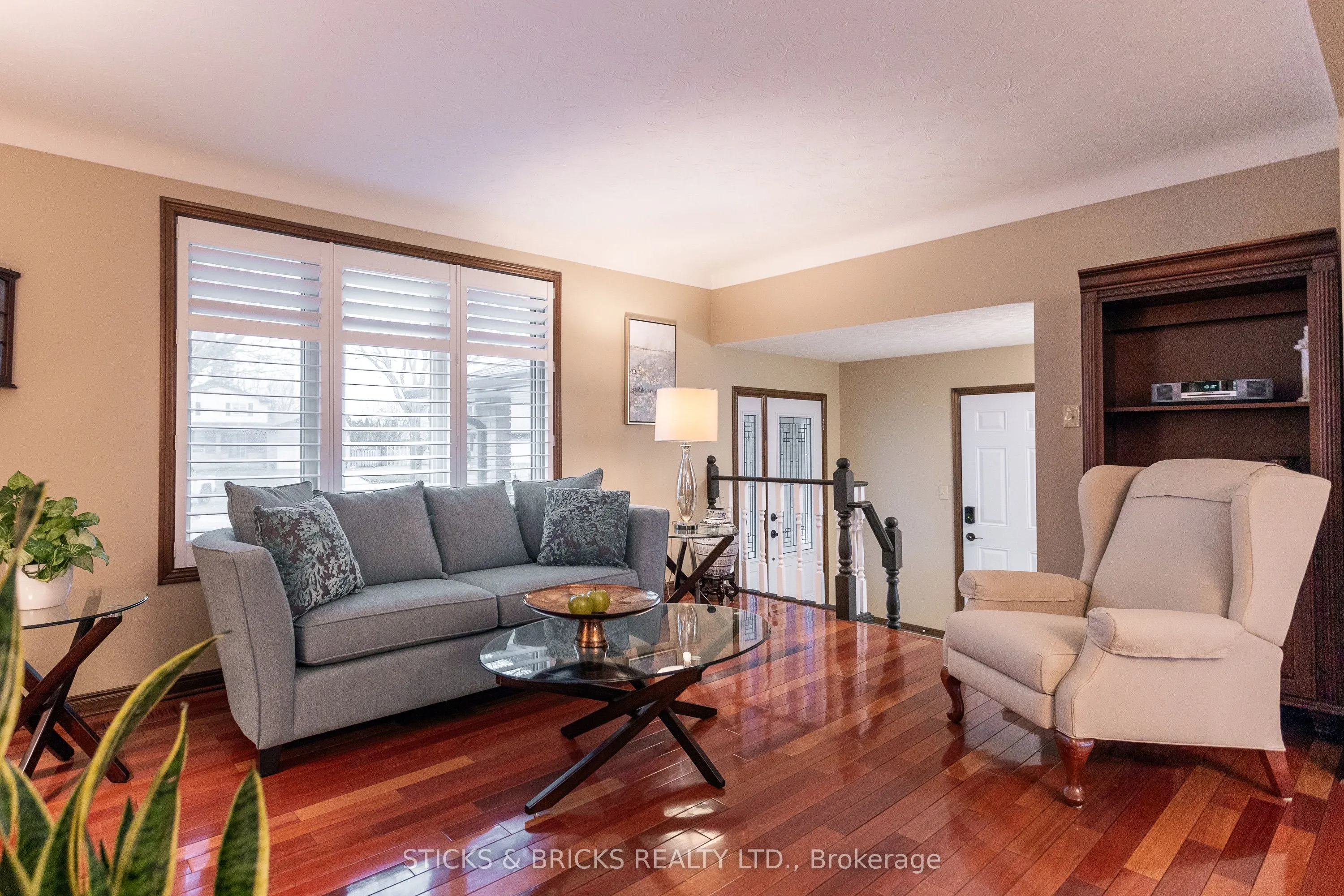 5198 Valley View Crescent