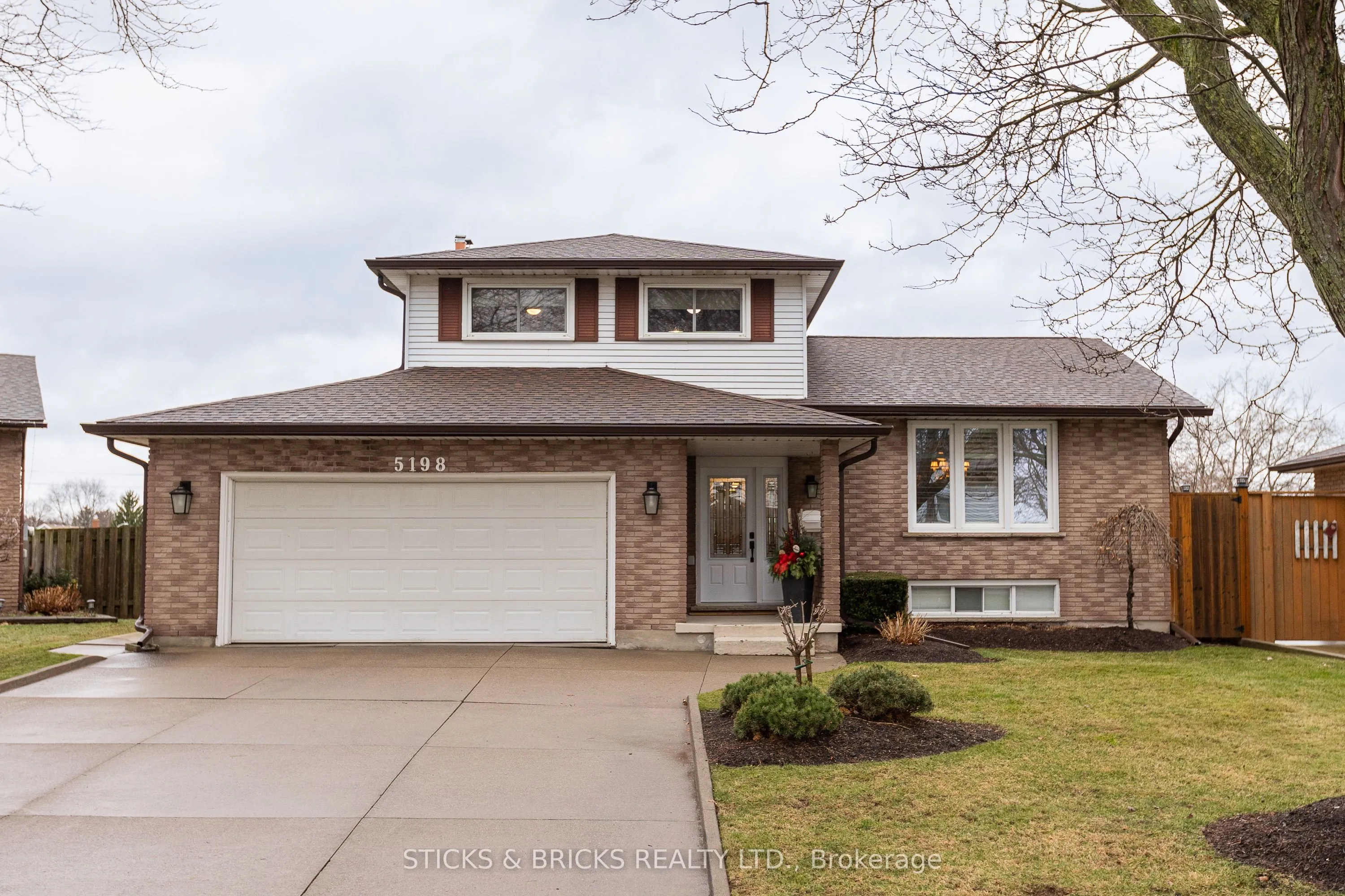 5198 Valley View Crescent