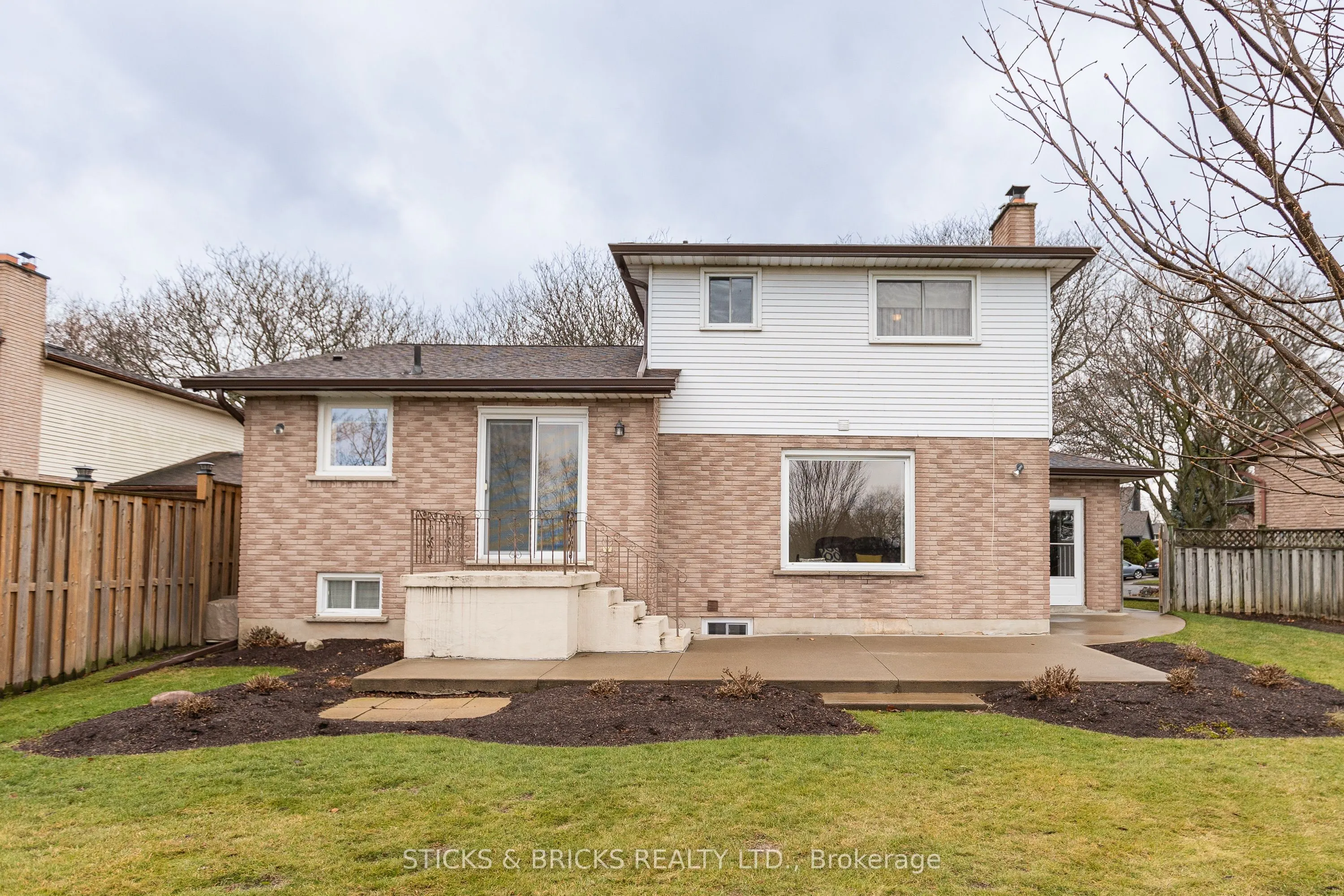 5198 Valley View Crescent