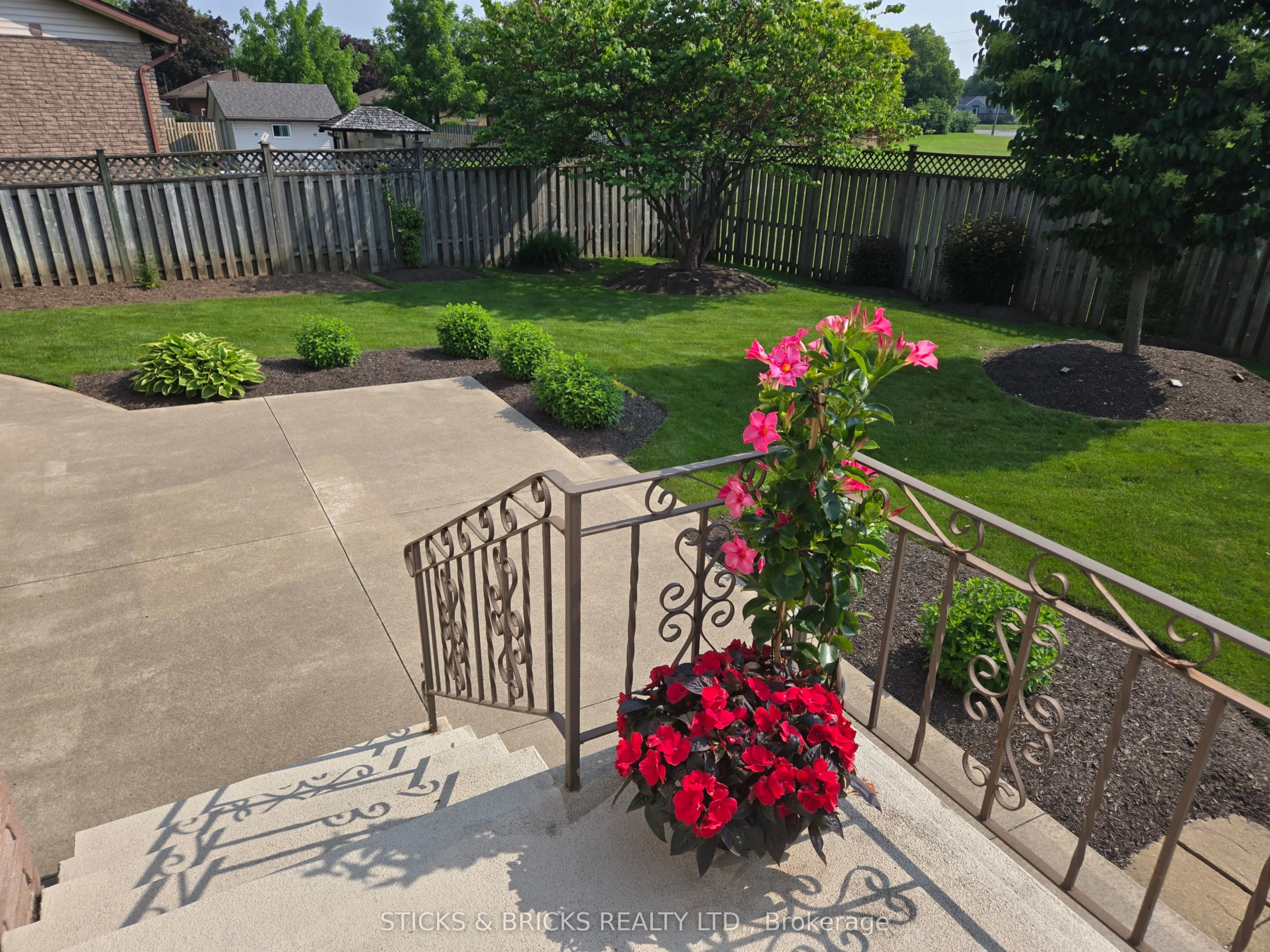 5198 Valley View Crescent