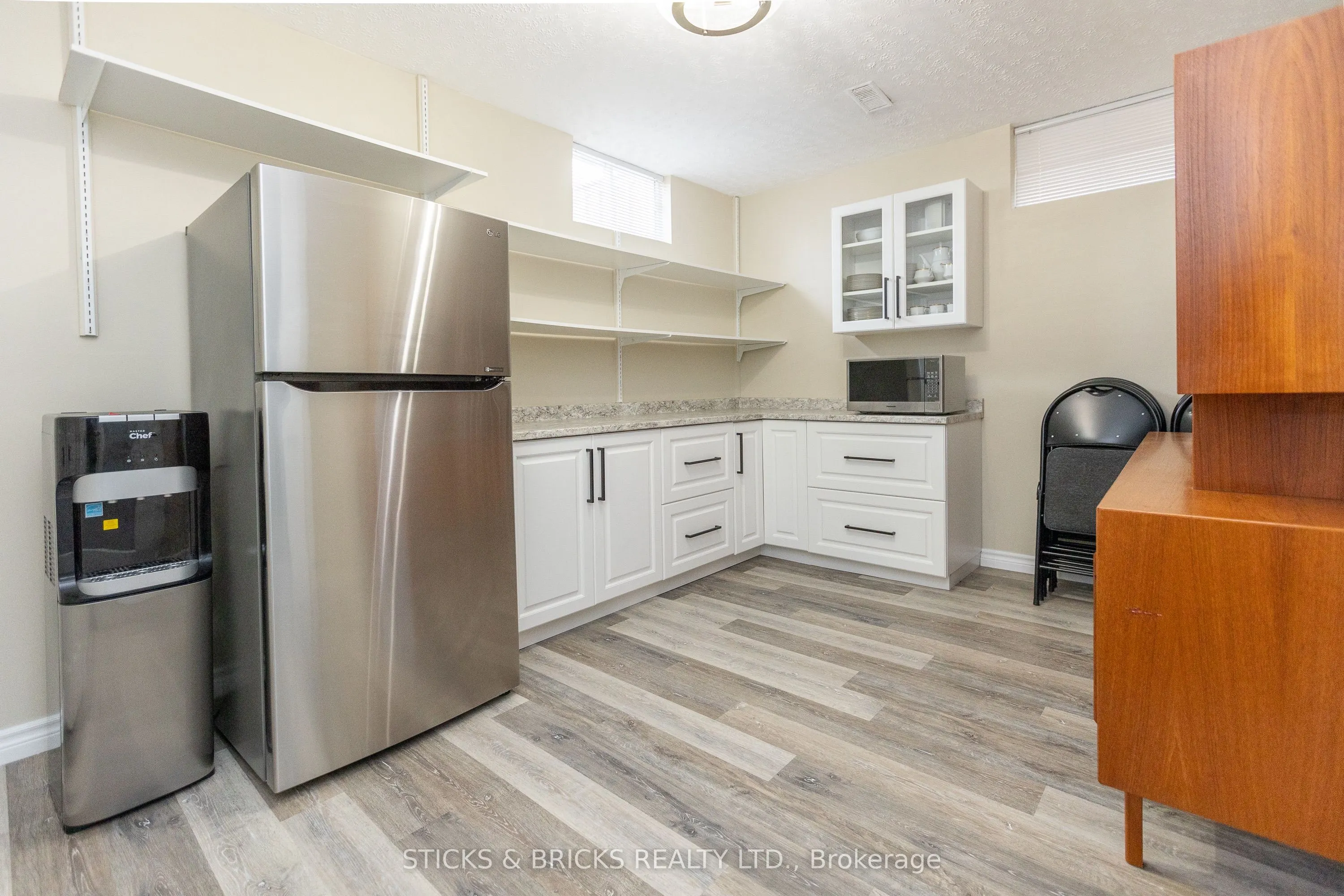 5198 Valley View Crescent