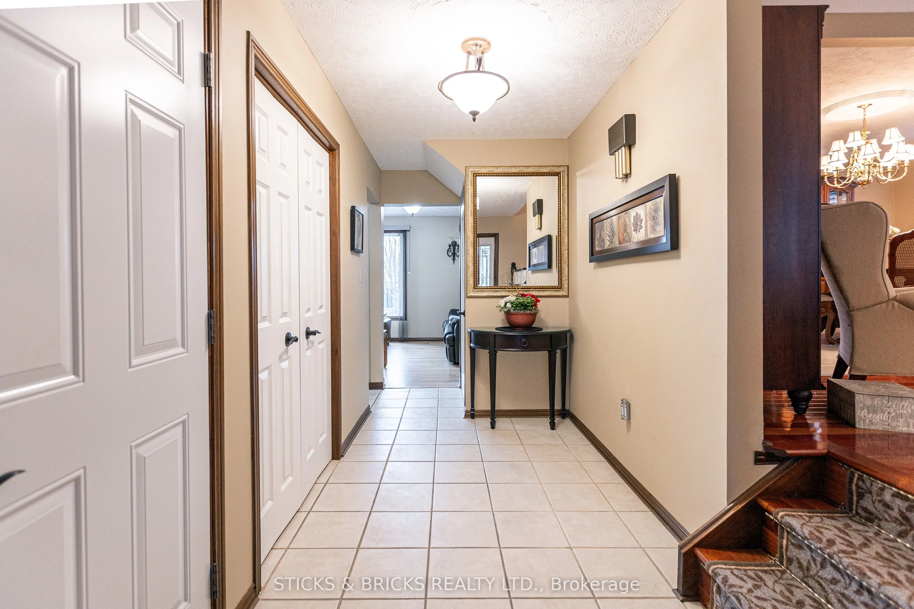 5198 Valley View Crescent