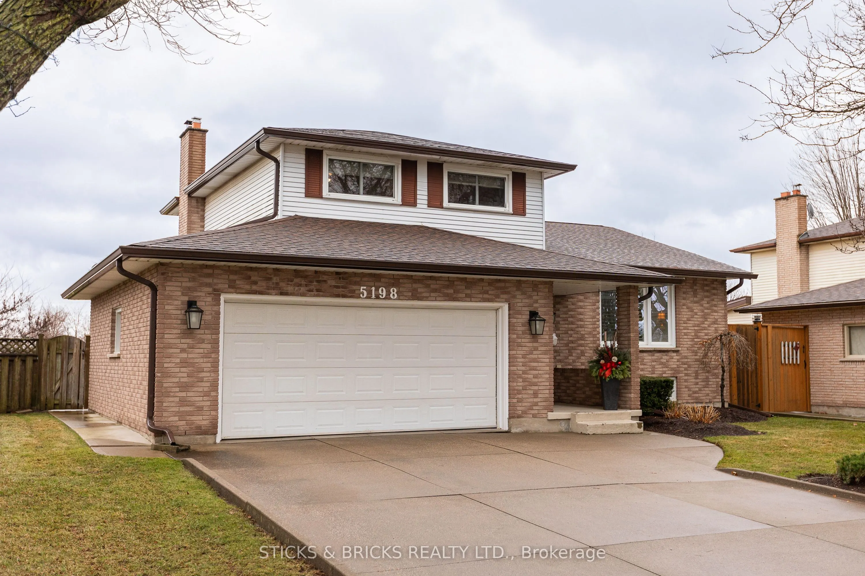 5198 Valley View Crescent