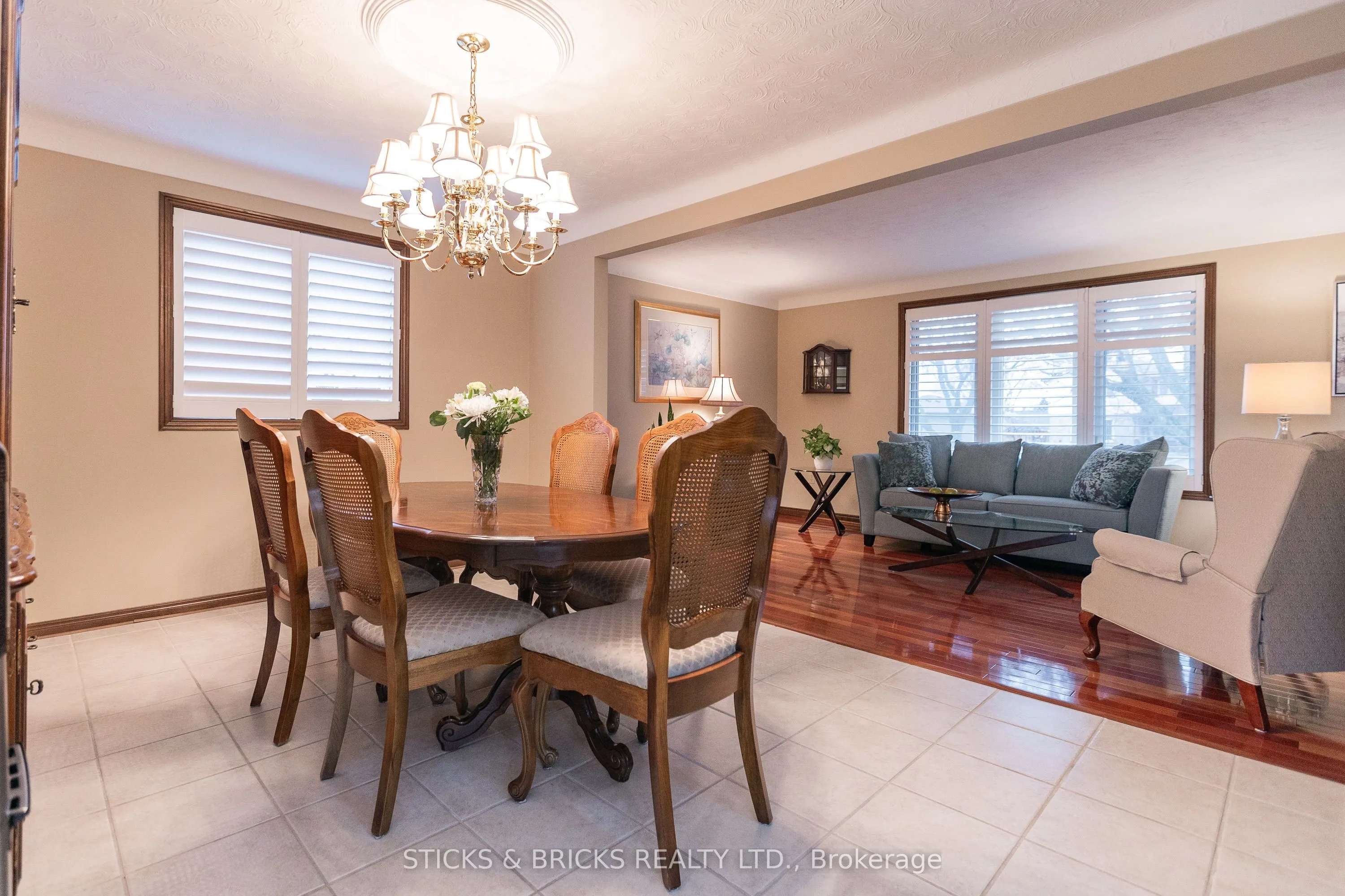 5198 Valley View Crescent