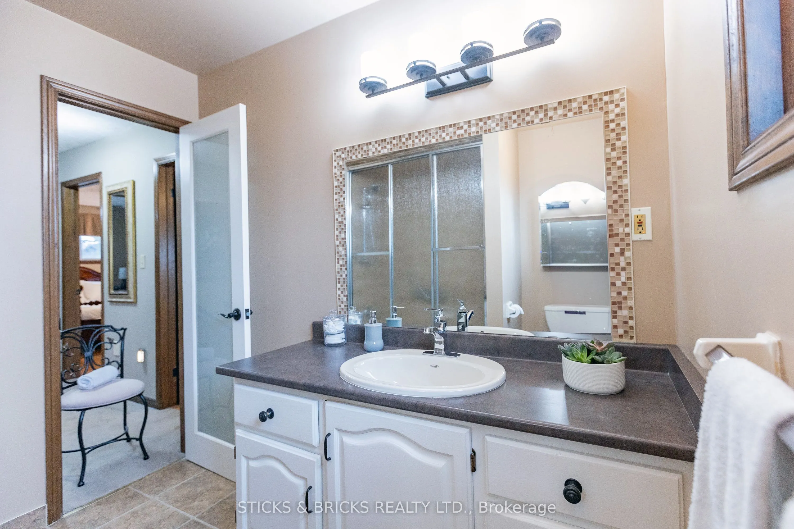 5198 Valley View Crescent