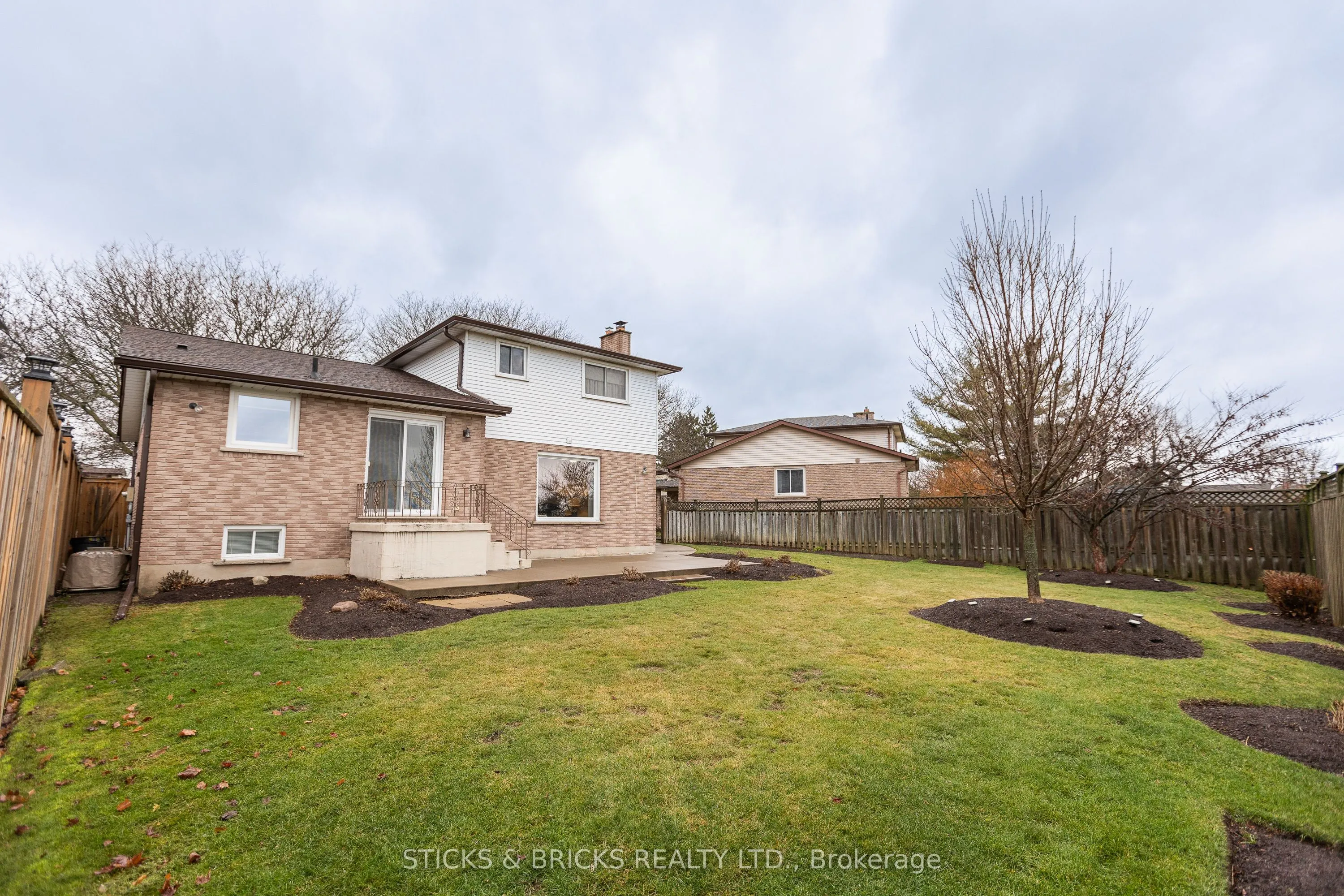 5198 Valley View Crescent