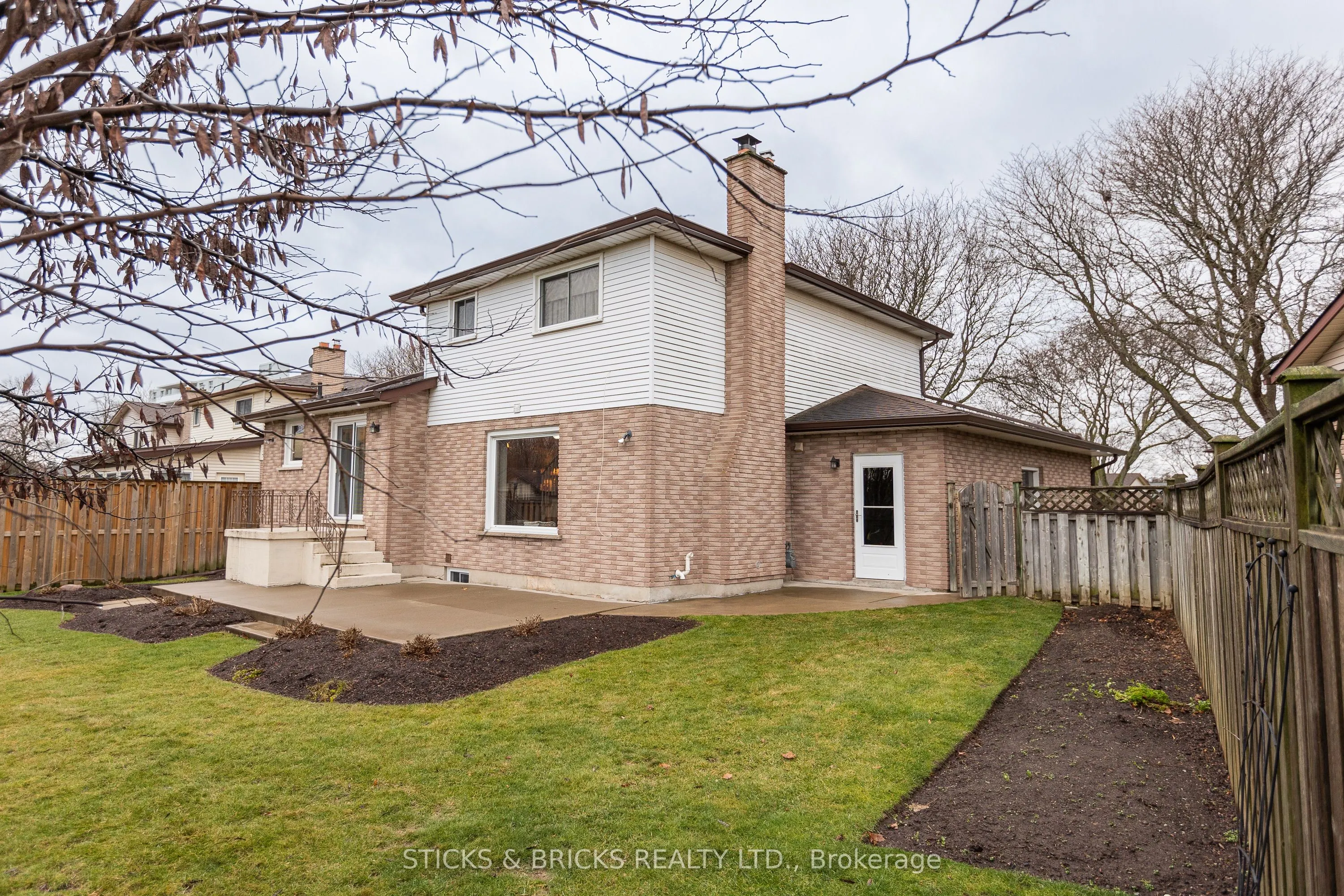 5198 Valley View Crescent
