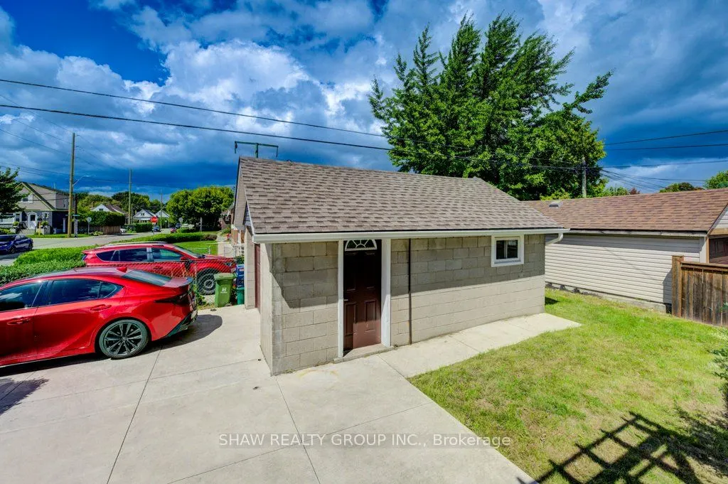 28 Barons Avenue S