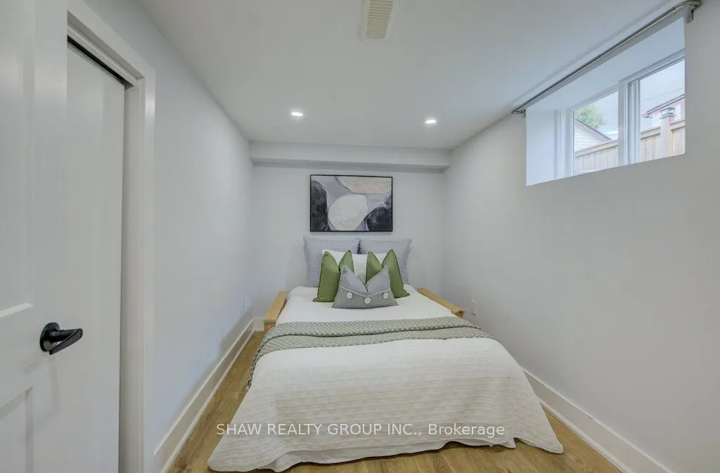 28 Barons Avenue S