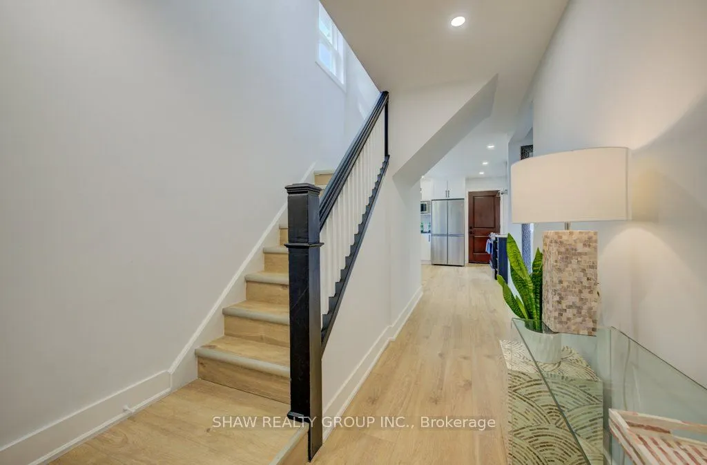 28 Barons Avenue S