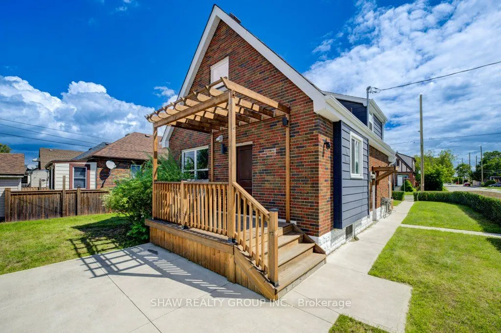 28 Barons Avenue S