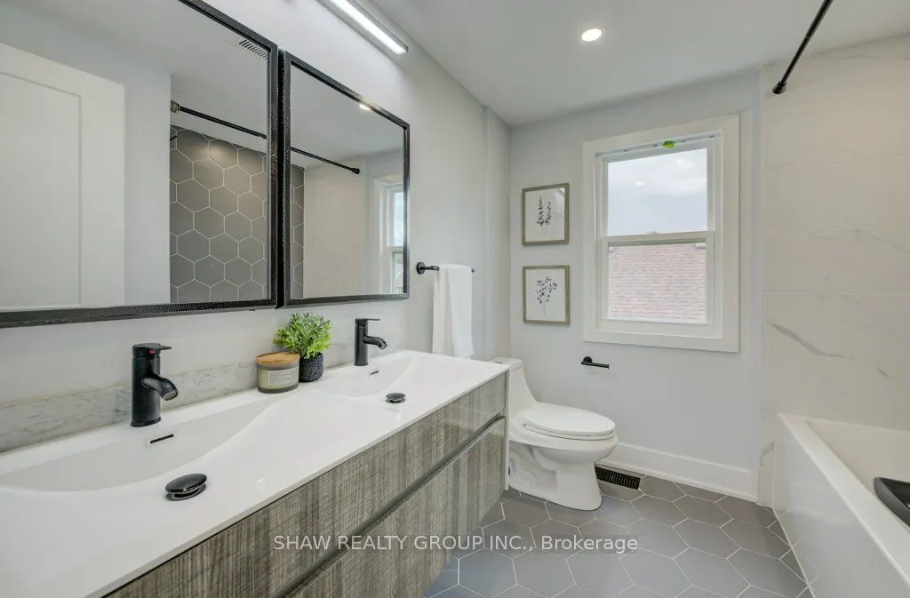 28 Barons Avenue S