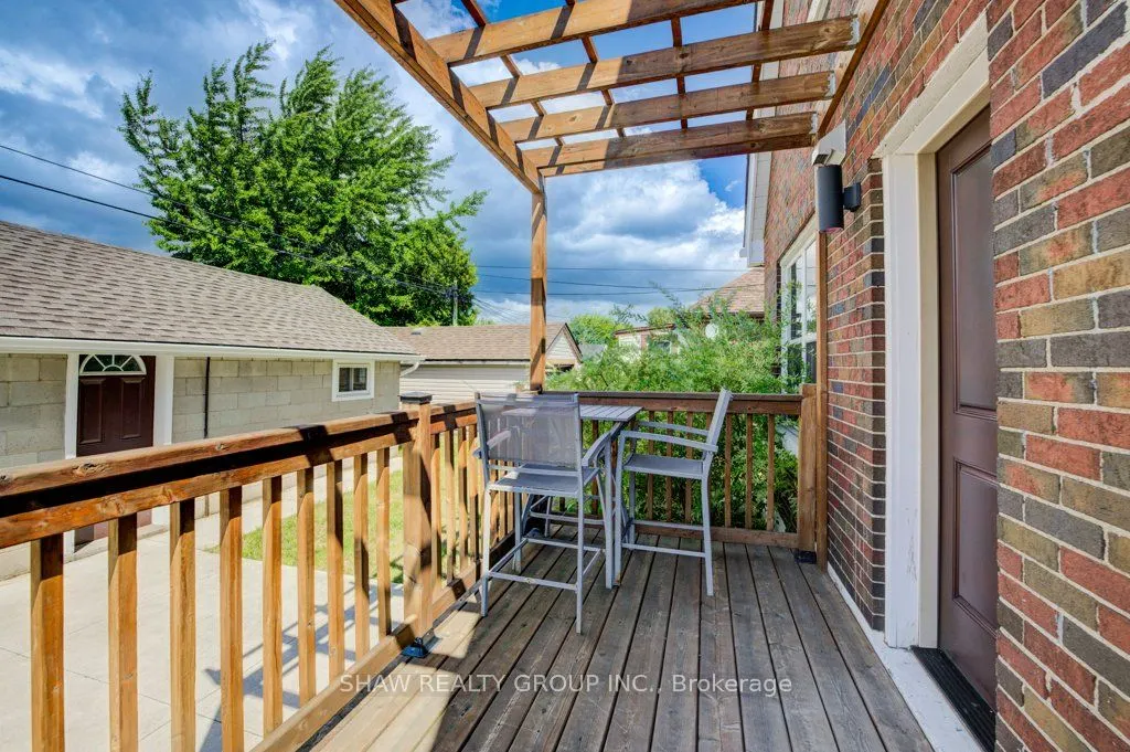 28 Barons Avenue S