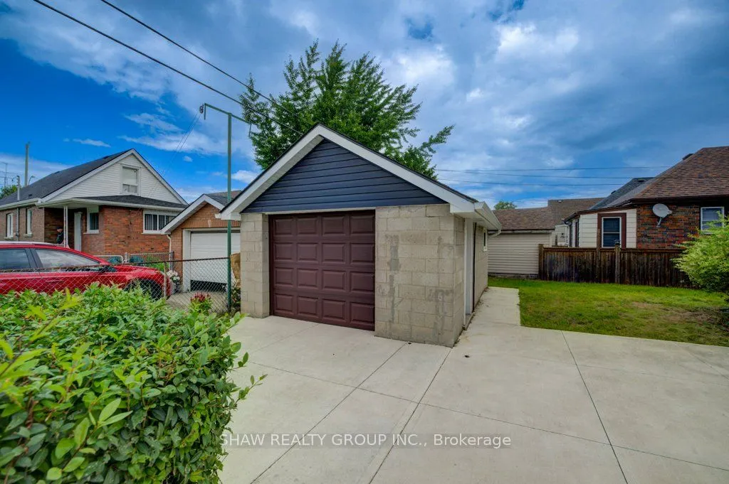 28 Barons Avenue S