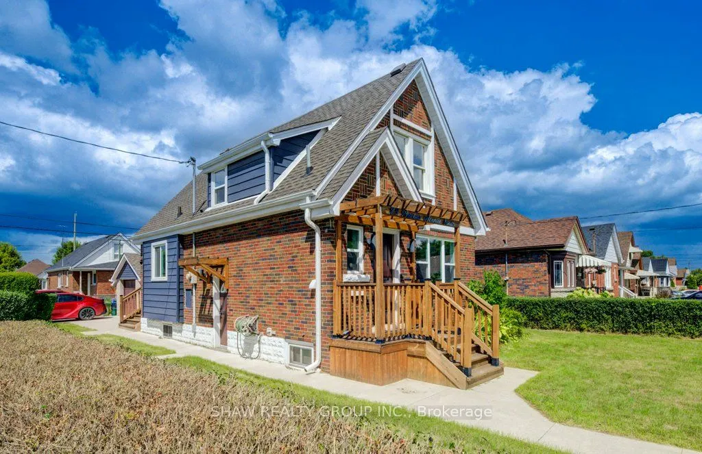 28 Barons Avenue S