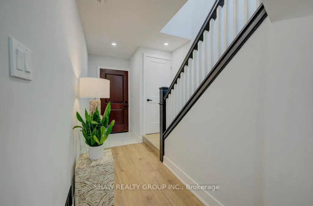 28 Barons Avenue S