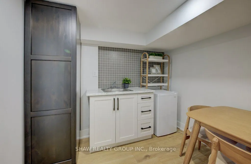 28 Barons Avenue S