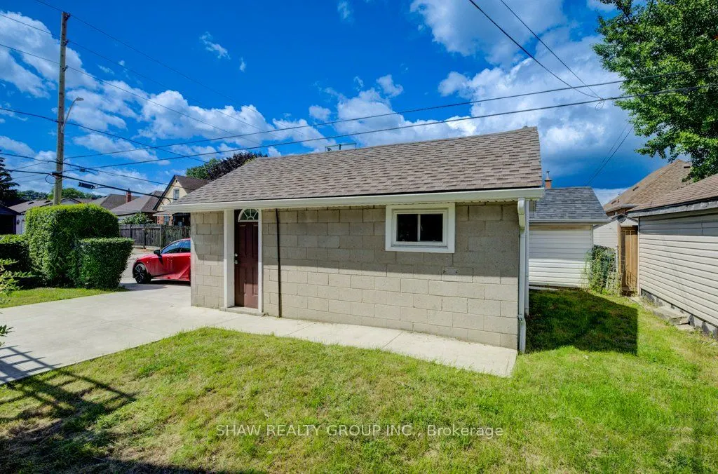 28 Barons Avenue S