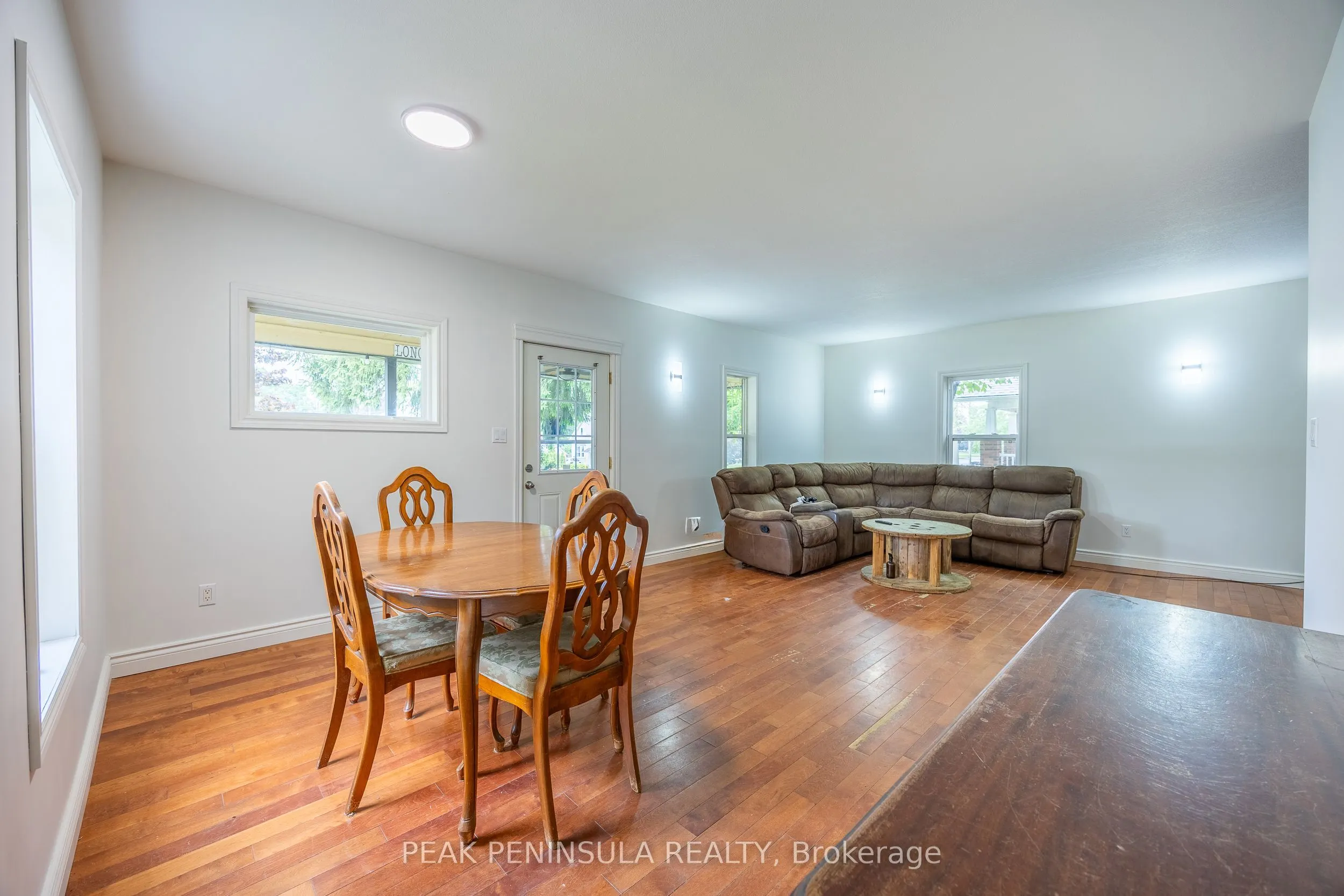 263 Main Street E