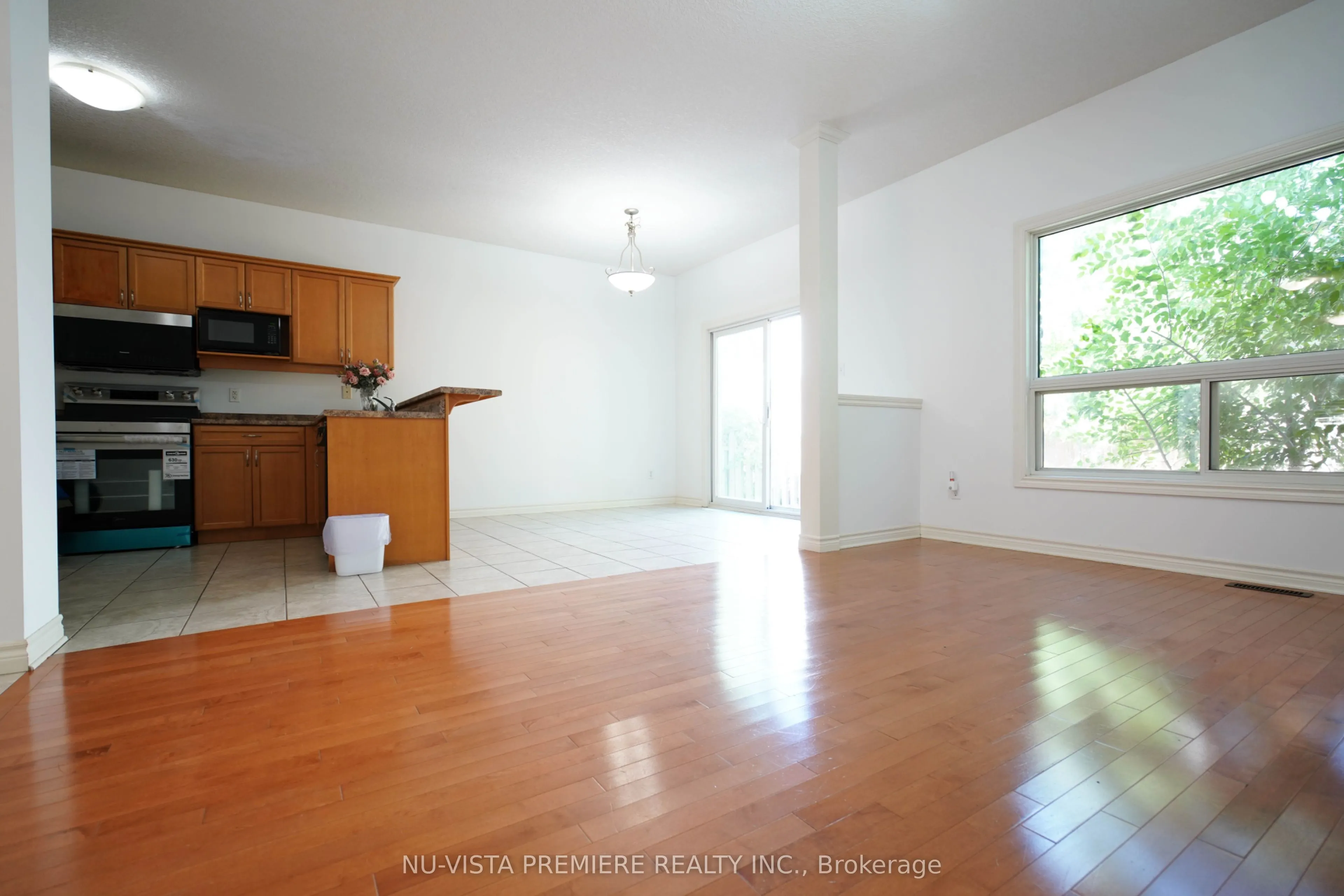 976 Bitterbush Crescent, #3