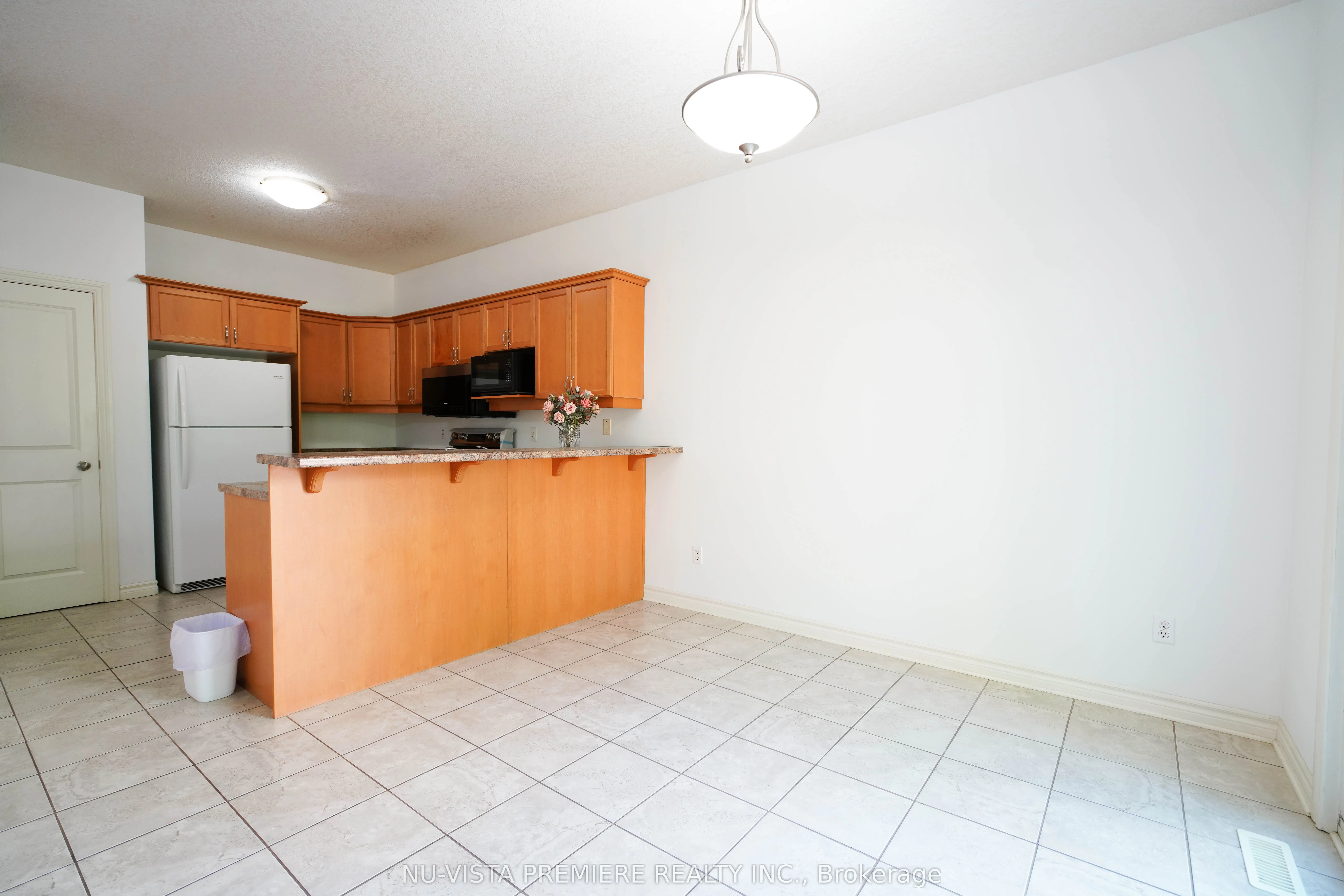 976 Bitterbush Crescent, #3