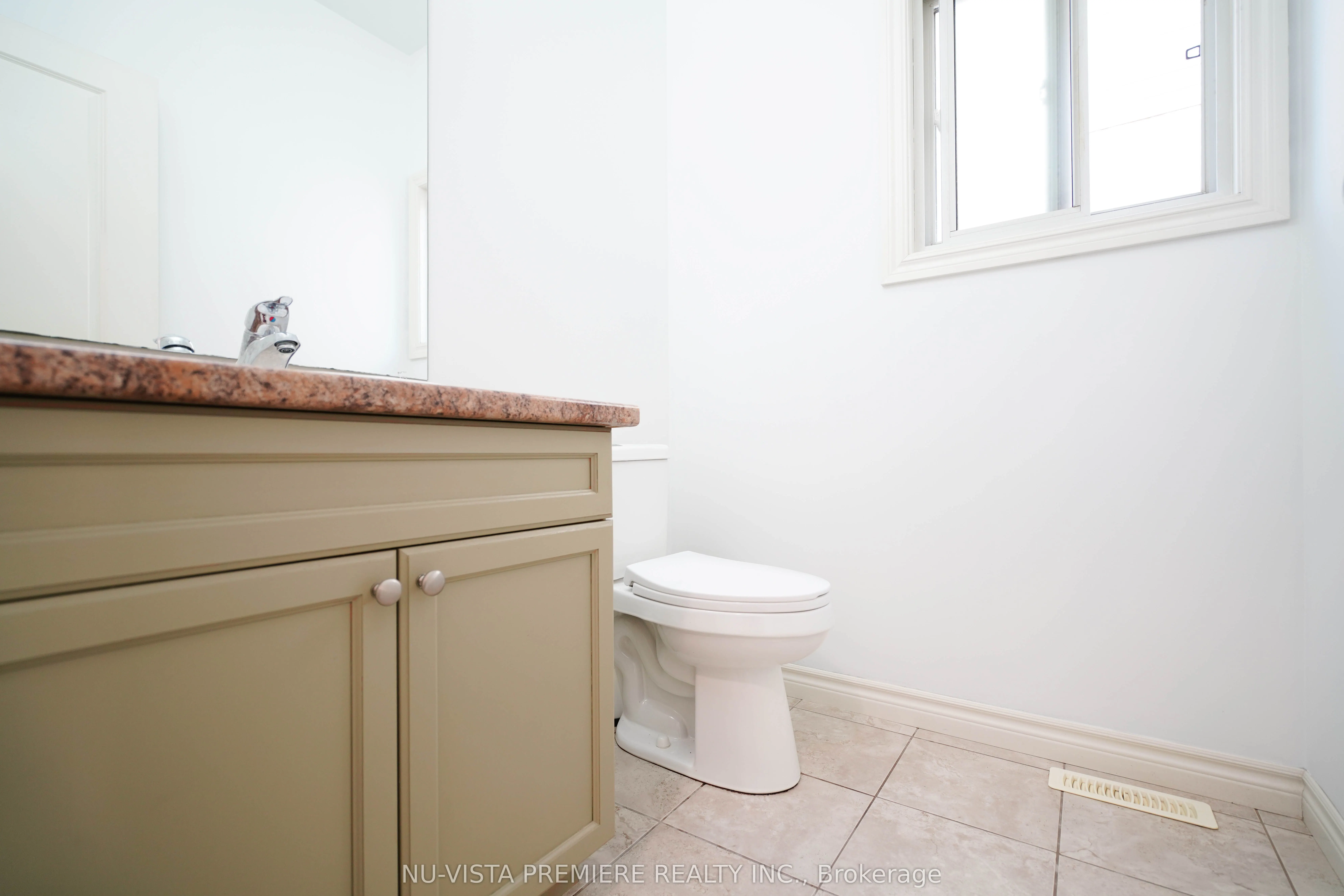 976 Bitterbush Crescent, #3